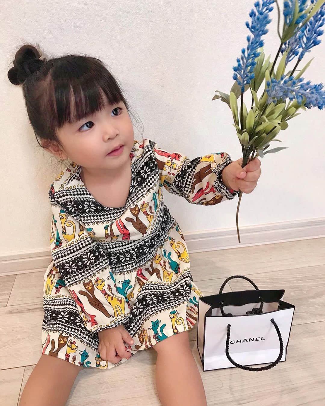 のインスタグラム：「#kidsfashion 👧🏻 ． ． 家族みんなで風邪っぴきでなかなかおうちから出れない日々😭💦 もう元気いっぱいなんだけど、エンドレス鼻水だけ、どうにかならないものか…🤔💭w ． 鼻たれLILIは早くお出かけしたいみたいだから、スーパーに行くのにも少しおめかししたよ😂‼️ ワンピースは @tuery.niko の🙌✨ ． ほんと色んな表情するから面白い😂💕 4枚目のポーズはなんなんだろう🤣🤣 ． #tuery#tueryniko#tueryコーデ#モデル#ワンピース#キッズワンピース#韓国子供服#インポート#キッズファッション#キッズコーデ#赤ちゃんのいる暮らし#赤ちゃんのいる生活#子育てぐらむ#成長記録#スマイル育児#ママスタグラム#ママリ#イットママ#コドモダカラ#ベビリトル#キズナ#ママライフカメラ#mamanokoカメラ部#2歳#女の子#女の子コーデ#女の子ファッション」