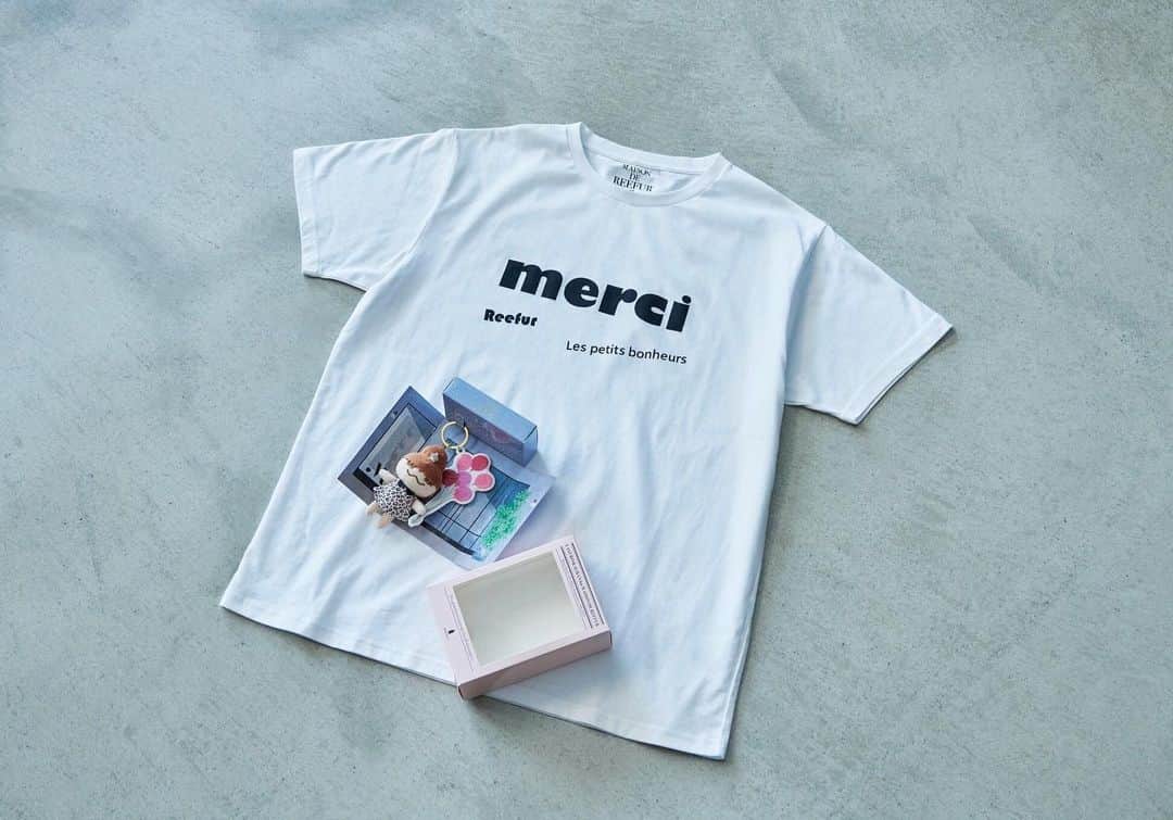 MAISON DE REEFURのインスタグラム：「. 【 merci SERIES 】2019.10.9(Wed) start. 「merci（メルシー）」はフランス語の「ありがとう」。 MAISON DE REEFUR から、「ありがとう」の感謝の気持ちをこめて、merci ロゴシリーズが誕生。 ファンにはたまらない、大人気のキャラクター《RINKACHAN》も登場です！ . ［ アイテム詳細 ］ ◎merci RINKACHAN ※代官山本店のみ9.28(Sat) より抽選での先行発売。 . ◎merci T-Shirt ※代官山本店：9.21(Sat) より先行発売予定 ※OFFICIAL WEB SHOP：9.20(Fri) より先行発売予定 . 《展開店舗》 代官山本店・ルミネエスト新宿店・博多店・OFFICIAL WEB SHOP・ZOZOTOWN . ＊展開商品や入荷予定日は店舗によって一部異なります。詳しくは、各ショップまでお問い合わせください。 . #maisondereefur #new #merci #rinkachan #メゾンドリーファー」