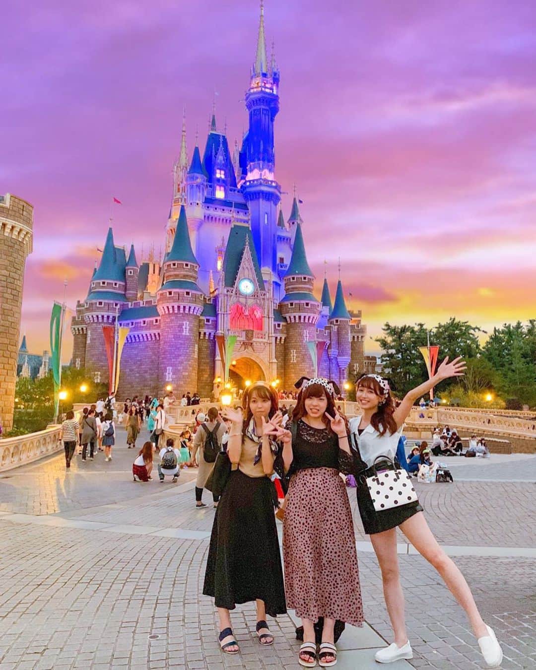 のインスタグラム：「❁┈༚༝ ディズニーの続きを👻💫 ㅤㅤ この日は雨が降りそうで お空がグレーだったのでちょっと合成😝♬ ㅤㅤ #disney #disneyland #disneyhalloween #halloween #selfie #instapic #fashion #outfit #ootd #photo #ディズニー #ディズニーランド #ディズニーハロウィン #Dハロ #ハロウィン #ディズニーコーデ #101匹わんちゃん #夢の国 #スターライト」