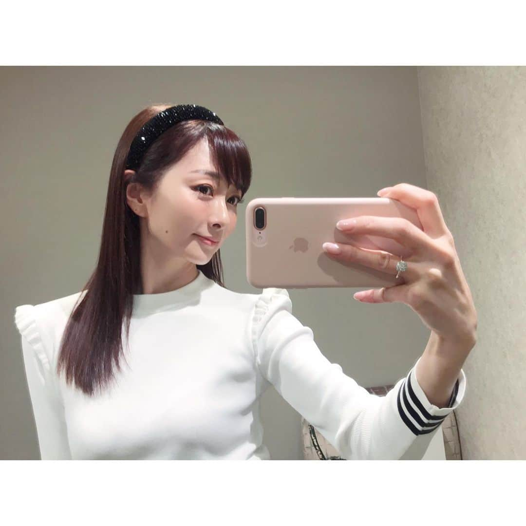 石井美保さんのインスタグラム写真 - (石井美保Instagram)「AMATA @hairsalon_amata さんで、カラー&トリートメント。 黄色く退色していたので、もとのブラウンに戻してもらい、手触りもつるっつるに復活。 その後の発表会で試したヘアアイロン @ReFa_mtg が凄すぎて、さらなる艶が生まれ綺麗なストレートに！(2枚目見て！)こちらは来月発売されたら買う予定(ヘアサロン先行発売だそう)なので、改めてまたご紹介しますね。今までと全く違うストレートアイロンです。」9月20日 19時53分 - miho_ishii