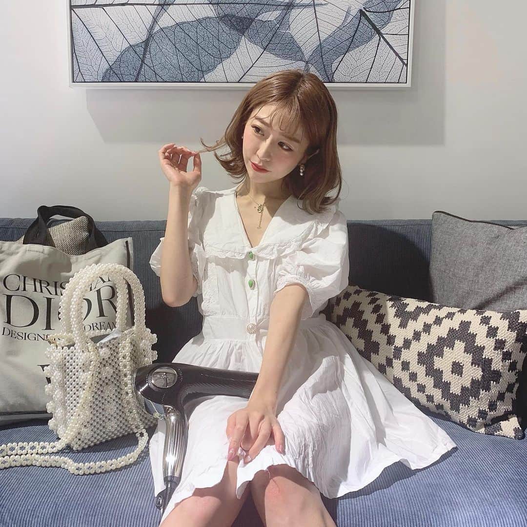 のインスタグラム：「💆‍♀️⠀ ⠀ ReFaから新商品のドライヤーとストレートアイロンが デビュー😻 普段からReFaの小顔ローラー使ってるので試すの 楽しみにしてた〜❤︎ ドライヤー使ってみたら髪の質感整ったし 髪が柔らかくなった！ さすがReFa😻 ⠀ とてもオススメできるアイテムです！！！！⠀ ⠀ #レア髪#ReFa#pr#リファドライヤー#パールバッグ#秋服##코디룩#코디그램#소통#소통해요 #코디네이트#코디#코디스타그램#베이지#베이지코디#데일리코디」