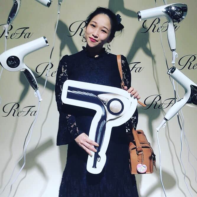のインスタグラム：「ReFa SALON PARTY^_−☆ Finished like a salon return⊂((・⊥・))⊃ Thanks  everyday great comments love everyone(=^ェ^=) @refa_mtg ReFa BEAUTECH DRYER 体感したよ(o^^o) #ReFa #レア髪 で #リファドライヤー 体感したよ(๑>◡<๑) めっちゃデザインかわいいー！ 癖っ毛も柔らかくなってすぐまとめられそう✌︎('ω')✌︎ サロン帰りの体感を実感できる（＾＿＾）☆ 髪を傷めないし、しっとりして、自動温度調整もしてくれるよ(^o^) #pr」