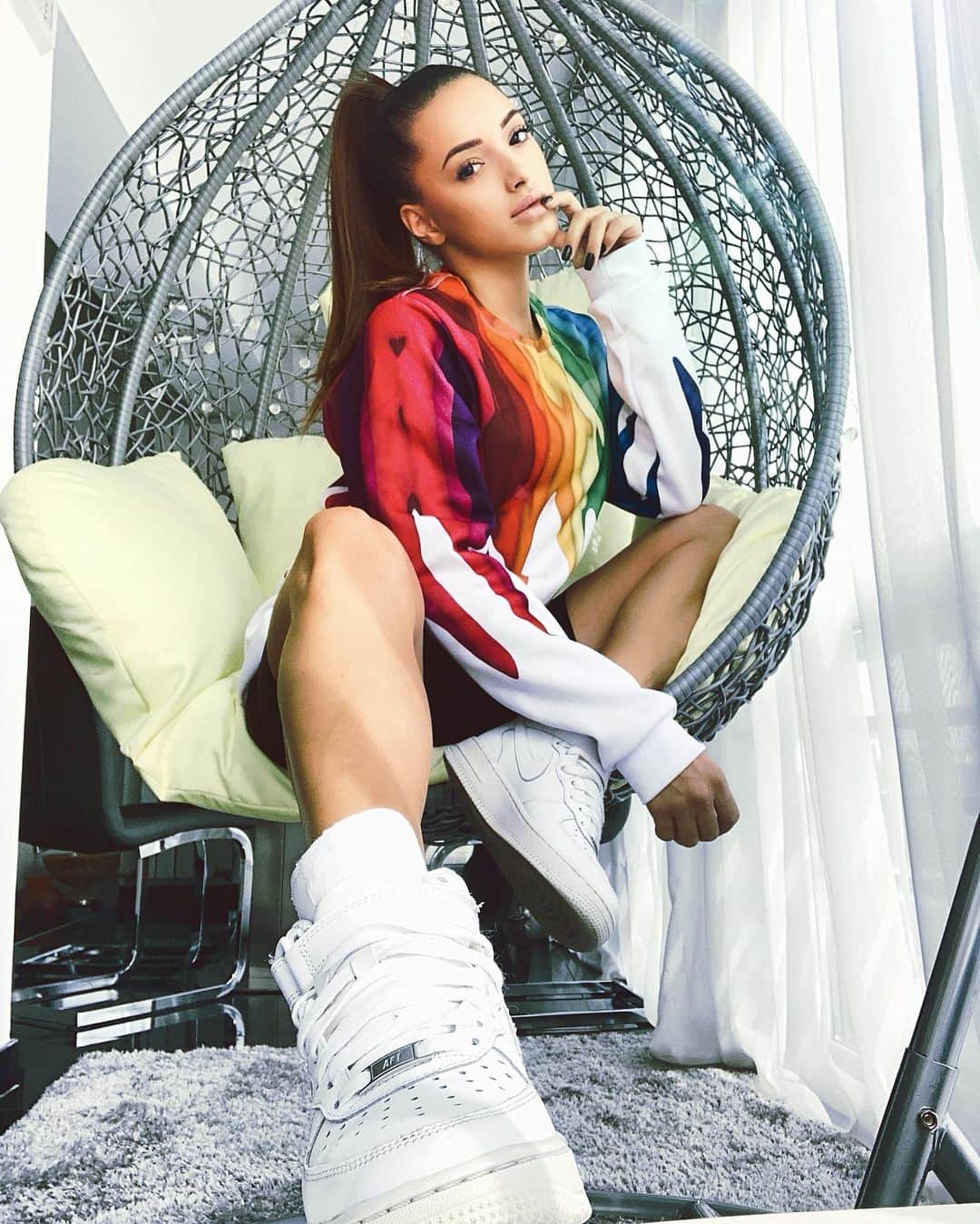 ラリサ・ヨルダケのインスタグラム：「I kind of view everybody like a rainbow. Everybody on the planet has all the colors of the rainbow inside. 🌈☀️🦋」