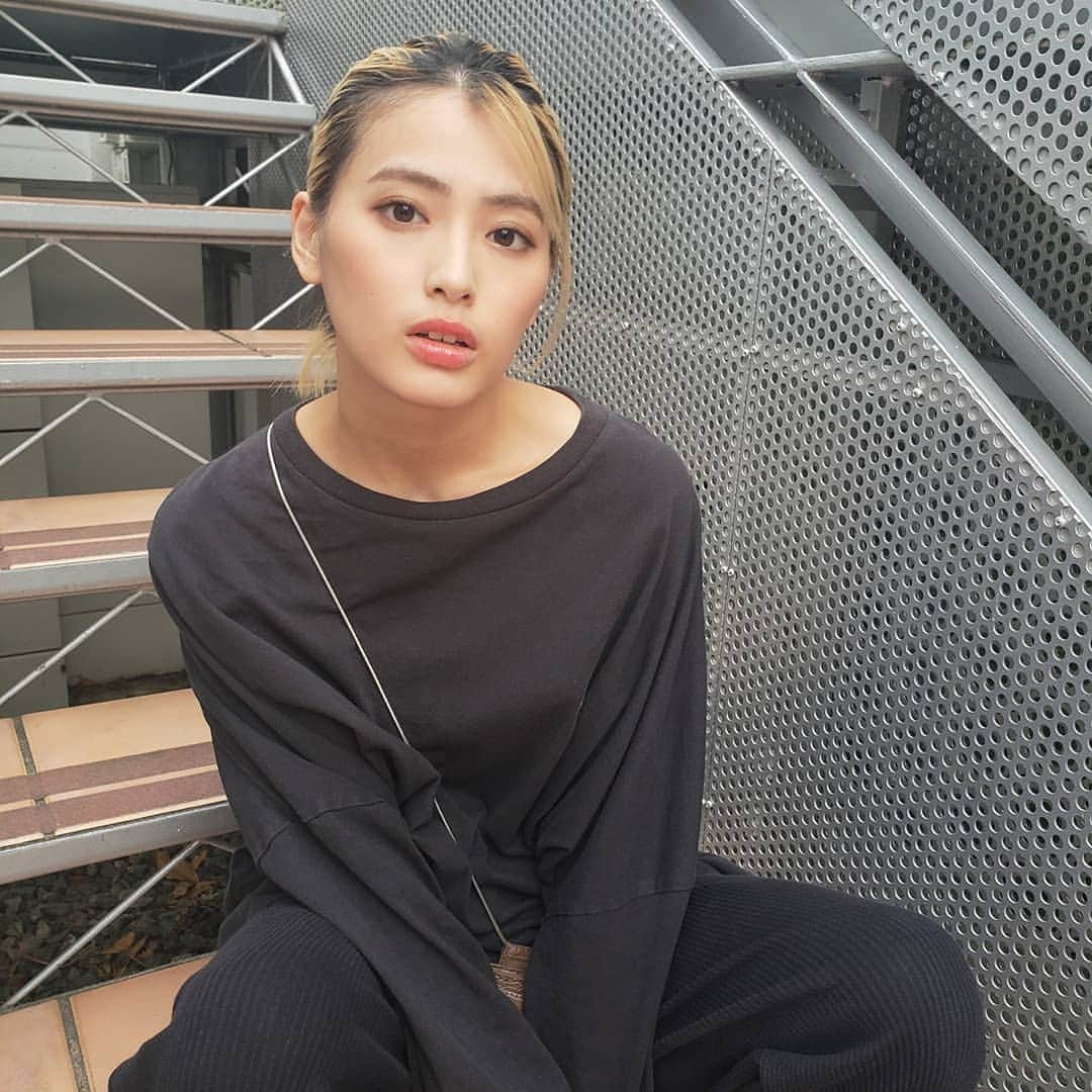のインスタグラム：「. . . #onechance #avex #森瑠菜 #me #i #photography #金髪ショート #金髪 #金髪女子 #ラフコーデ #ブラック #黒 #プリンも悪くない #いや #そろそろ #ヘアメンテナンス #行きます #😅 #fashion #frayid #gu #ブラックコーデ . . . #ルナスタ はね、瑠菜のInstagramで、ルナスタです🎵皆さんのお力貸してくださいね☺️#ルナスタ で拡散を!私の好きな写真とかも投稿してなあ～✌️」