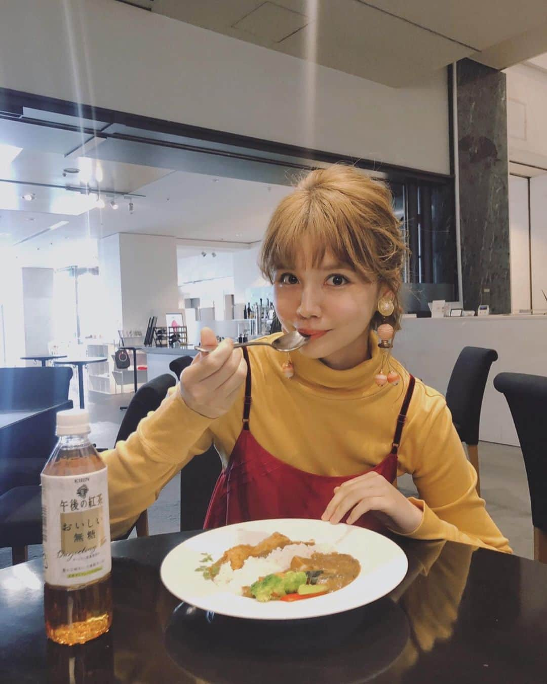 村田倫子さんのインスタグラム写真 - (村田倫子Instagram)「愛してやまないカレー。 お供に紅茶がとてもよく合うのです…。 OZさんの撮影で、カレー×午後の紅茶 おいしい無糖のマリアージュを体験してきました。 みなさんもぜひ、あわせて食べてみてね🍛 ちなみにこの日の衣装はカレー色のお洋服でした。 (赤は福神漬けイメージ) . 9月25日からはじまる#OZの女子旅EXPO にて、実際に体験できます。ぜひ遊びにきてね(私もゆく予定)」9月20日 19時50分 - rinco1023