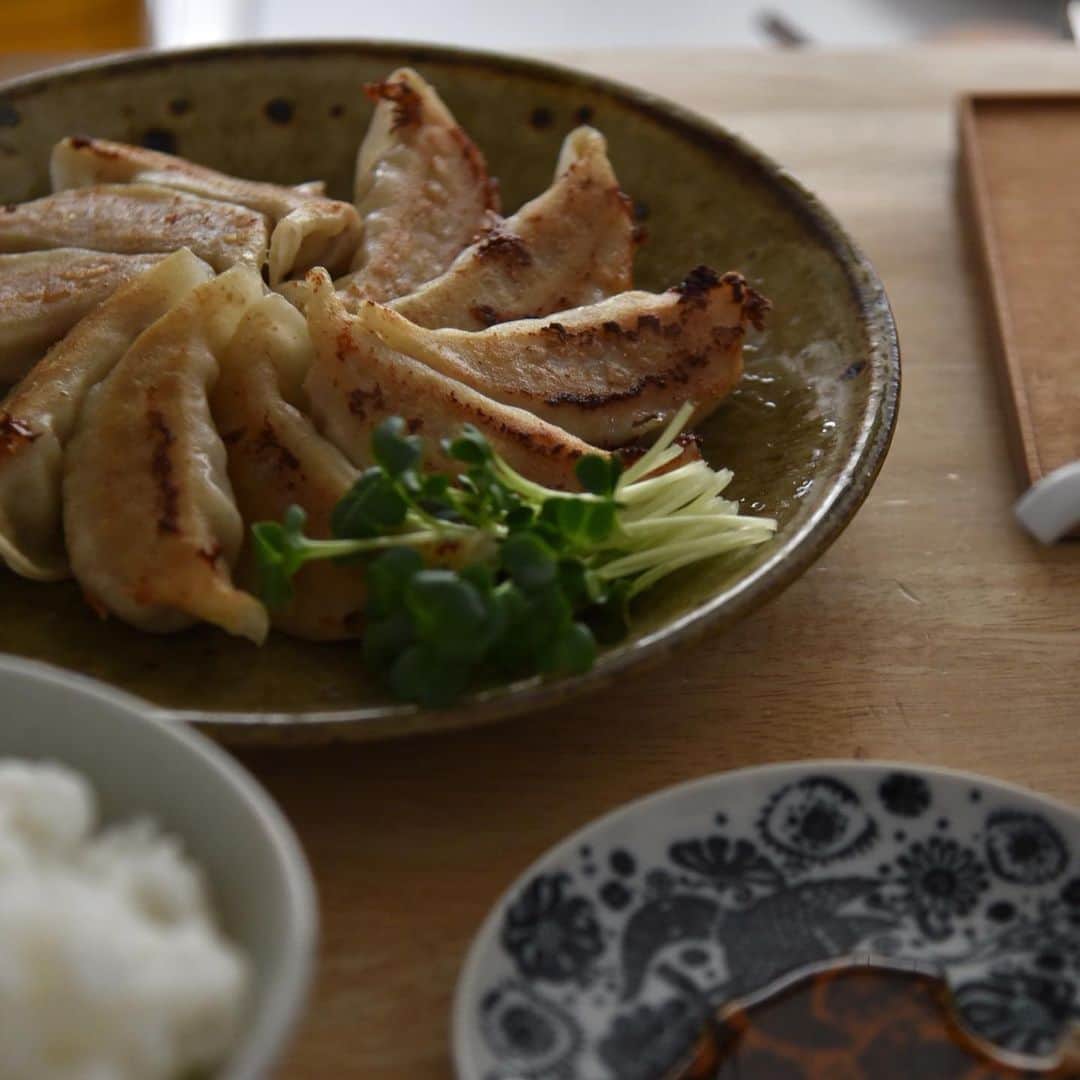 のインスタグラム：「餃子定食😋 ・ 忙しい主婦の味方、冷凍餃子🥟 楽天で買った餃子、すごく美味しかったです〜！♥️ ・ 餃子のタレをつけて、炊きたてごはんにちょんっとつけながら食べる。 ・ 最高〜！！👍 ・ 楽天お買い物マラソン中、半額で購入できます😭 ・ #めがねとかもめと北欧暮らし#餃子#餃子定食#ランチ#東屋#scope_japan#scope ・」