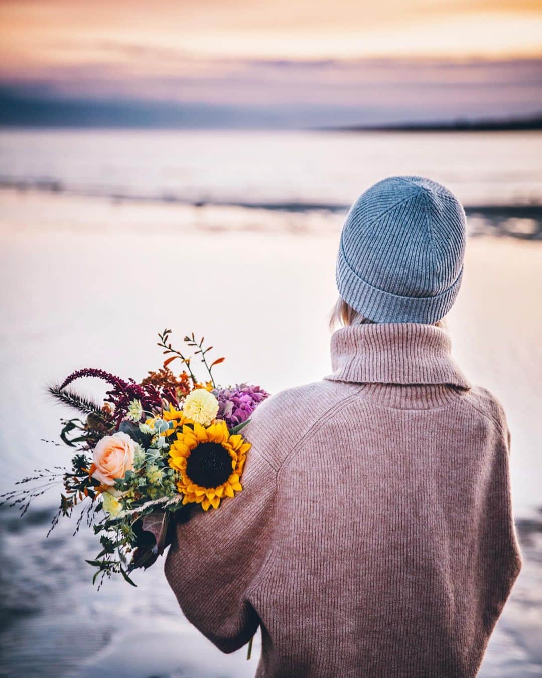 Linda Lomelinoのインスタグラム：「in collaboration with @profotoglobal. It's quickly getting darker in the evenings and we've already had the first night frost. I've been thinking about getting a flash for a while to make shooting  during these months a little easier, both at home and on location shoots, but since I'm aiming to have as little stuff and equipment as possible I've just put it off 😬 So when I saw the portable studio flash C1 Plus from @profotoglobal which launched just a couple days ago I got so excited! You can use it handheld or on a tripod, it works with both iPhone and dslr (with the Profoto Air Remote or Connect) and it's super compact. Swipe to see some shots where I've used continuous light to soften the harsh shadows on the flowers + a little behind the scenes video of me using the flash handheld 🙂 To know more about the C1 Plus, check out profoto.com. Very excited to show you guys more behind the scenes in the future!  #Profoto #profotolighttribe」
