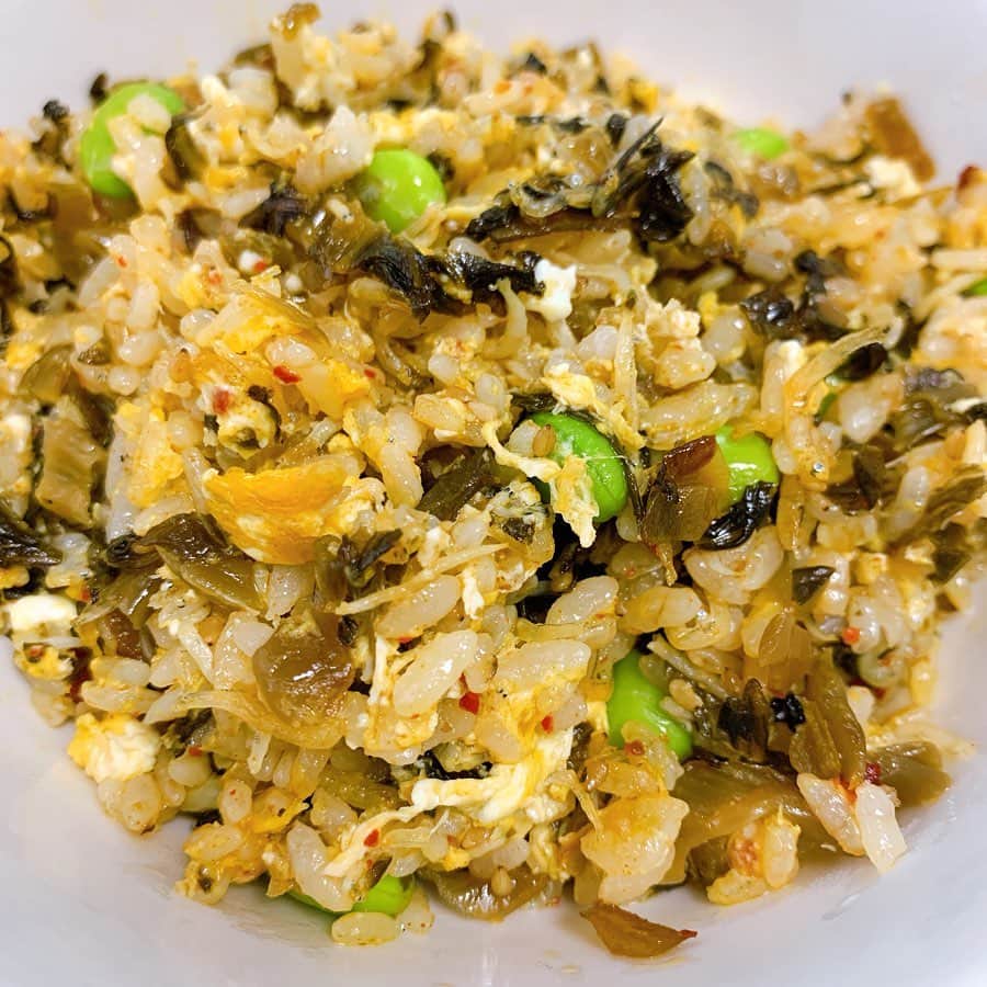 長江里加さんのインスタグラム写真 - (長江里加Instagram)「🍳 _ ❶ゴーヤチャンプルー どうしてもゴーヤが食べたい！ 高くてもゴーヤが食べたい！ そうなると決まってチャンプルーですね。 今回は｛ゴーヤ、玉ねぎ、ウィンナー、豆腐、卵、鰹節｝ ゴーヤは塩もみすると美味しくなるってどっかで聞いたことあった！ このままでも米や素麺と一緒でもうまい！ _ ❷夏野菜ドライカレー ドライカレー4作品目か？ 今回は｛ゴーヤ、ナス、玉ねぎ、人参｝ もうお手の物っす。 とにかく具材は沢山あったほうがおいしいね😍 次はまたどんなドライカレーにしようか心踊ります。 _ ❸高菜としらすのチャーハン インスタントラーメンと一緒に食べる為にわざわざコンビニに買いに行ったからし高菜…。 ｛からし高菜、しらす、枝豆、卵｝ ごま油でさっと炒めて味付け要らず。 最高のチャーハンでした🤤 _ ❹ザーサイスープ 長江家はザーサイ大好き一家なのです。 食卓には必ずあるザーサイ。 そのまま食べるのが一番好きだけど、 今回はスープにしてみました！ ｛ザーサイ、玉ねぎ、人参、いろいろ｝ ここにジャガイモとかトマトとか入れても美味しんだ！ _ ❺焼きなす 小腹が空いた時の鉄板になりつつある！ 落合さんありがとう！ 秒でできるおかず兼おつまみ🍆 ｛なす、ごま油、醤油、鰹節｝ _ ❻肉じゃが きました、炊飯器の出番 間違いなかった。 ジャガイモがホクホクになると信じてよかった。 お肉と白滝は別で調理しました🤓 染み染みに溶けたジャガイモが白滝に絡んで最高だった。 _ ❼カボチャとしめじのネギ炒め お母さんが作ってたような記憶を頼りに作ってみたけど あまり美味しくできなくて、カップスープにしちゃいました(´･ω･`) 合う〜〜。 _ ❽オムレツ ここら辺記憶ないや、、、 なんか適当に作ったや、、、 オムレツ特訓するかー！！！！！！ _ 最近ほんとに食い意地張ってて本当に危ない。 これからお鍋の季節。 いや〜〜危ないなあ〜〜😫😫😫😫😫😫😫😫😫😫😫😫😫😫😫😫😫 #りかちまる飯」9月20日 19時57分 - o_rikachi_o