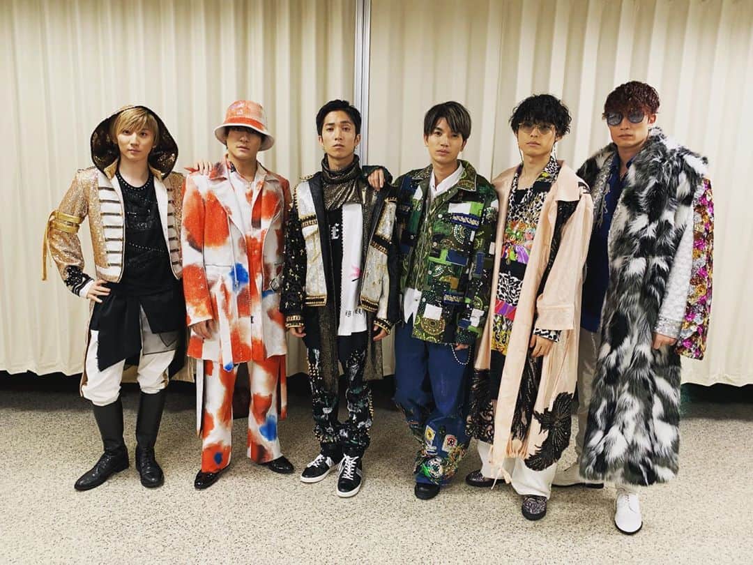 SixTONESさんのインスタグラム写真 - (SixTONESInstagram)「What do you think of our new costumes? 😜 We can’t wait to show you guys at our next performance 🖤 Stay tuned!! 💥  #SixTONES#Jesse#Taiga#Hokuto#Yugo#Shintaro#Juri」9月20日 20時00分 - sixtones_official