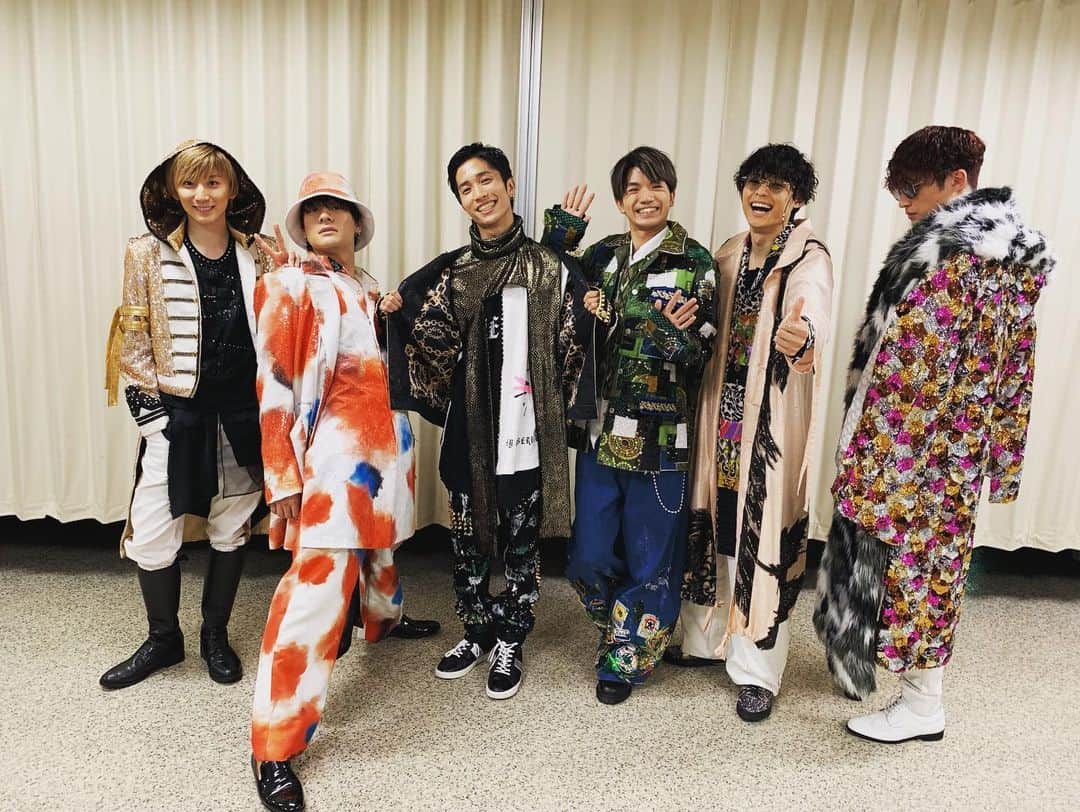 SixTONESさんのインスタグラム写真 - (SixTONESInstagram)「What do you think of our new costumes? 😜 We can’t wait to show you guys at our next performance 🖤 Stay tuned!! 💥  #SixTONES#Jesse#Taiga#Hokuto#Yugo#Shintaro#Juri」9月20日 20時00分 - sixtones_official