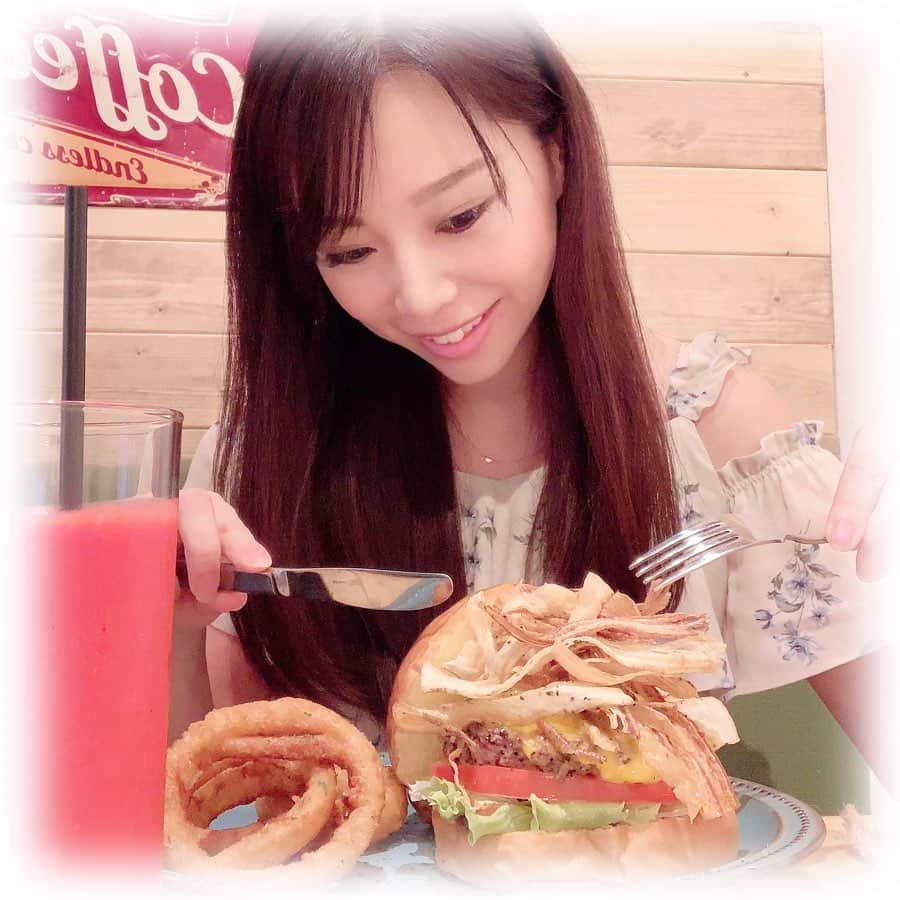 柴本愛沙さんのインスタグラム写真 - (柴本愛沙Instagram)「🍔 原宿のFARMS by GOOD MUNCHIESへ、 本格的なバーガーを食べに☆  30種以上のバーガーがあって悩んだけど、 脂肪燃焼や抑制、 アンチエイジングなどでも重宝される 「痩せるバター」GHEE(ギー)を ふんだんに使用したバーガーをチョイス。  USビーフ100%のパティの上には、 香ばしく揚がったゴボウがたっぷり！ その上に、たっぷりのギーをかけると、 さらにバーガーにコクが出て美味💕  アツアツの肉汁溢れるハンバーガーと、 冷たいストロベリーのスムージーで、 素敵なランチタイムになりました。 ほかにも食べたいのいっぱい！ またいつか行くーー🌭  @farms_goodmunchies #Farmsbygoodmunchies #ファームズバイグッドマンチーズ #harajuku #原宿ランチ #渋谷カフェ #原宿カフェ#カフェ巡り #カフェランチ #渋谷ランチ #原宿グルメ #渋谷グルメ #pr #コラボベース #バーガー #ハンバーガー #痩せるバター #GHEE #ギー #アンチエイジング #脂肪燃焼 #hamburger #burger #グルメバーガー #ランチタイム #lunch #オニオンリング #オニオンリングフライ #ストロベリースムージー #🍔 #🍓」9月20日 20時06分 - aisa_shibamoto