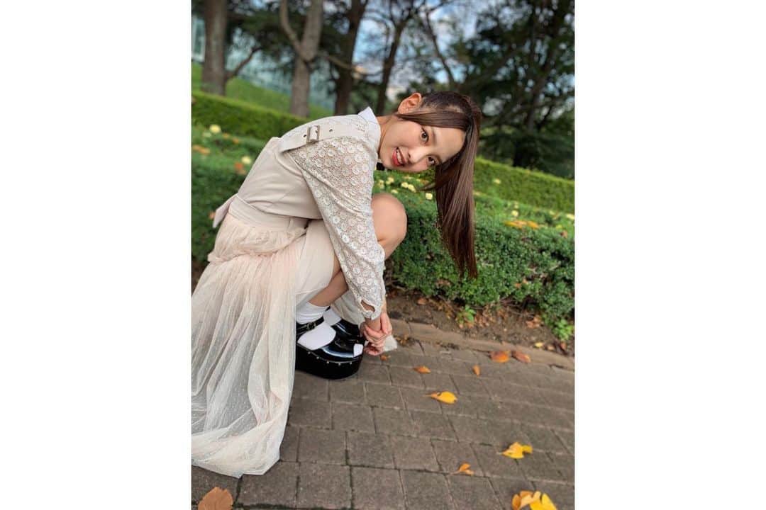 飯窪春菜のインスタグラム：「👋🏻👒👚 ・ ・ 一気に涼しくなって、夏の終わりを感じますね😌 いや、秋の始まりかな？ 皆さんは夏の終わりと秋の始まり、どちらを感じましたか☺️ ・ 衣替えも兼ねて、断捨離しようとお洋服の整理をしたら、20袋以上の山が出来上がりました…！ でもまだまだ断捨離が終わらない…！ こういうのってやる気スイッチを入れなきゃ動けないんですけど、スイッチさえ入ればひたすら集中するんですよね🔘 ・ せっかく断捨離したし、アイテム数少なく着回しコーディネートしようと思います☺️ ・ ・ ・ #夏の終わり  #秋の始まり  #断捨離  #衣替え  #はるなの毎日  #飯窪ってる」