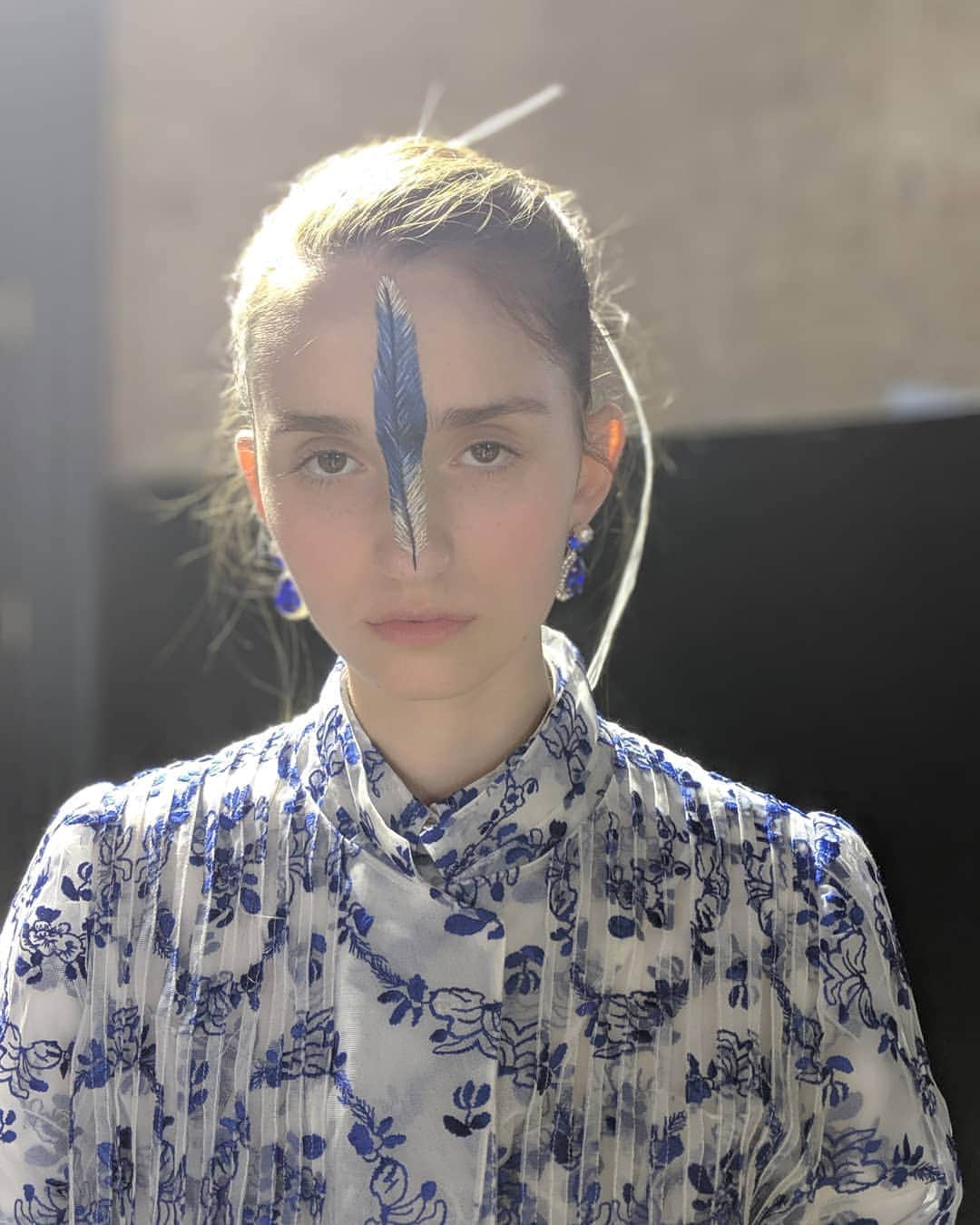 Mariko Kuoさんのインスタグラム写真 - (Mariko KuoInstagram)「Thank you WhoWhatWear for including me in the puffy sleeve dress gang!  This was shot before the Simone Rocha show, which was a incredibly romantic and stunning production full of embroidered lace, floor grazing sparkly looks and pearl and spiked crowns.  A huge thank you to the @kmshairuk team as well for taking me back stage. I was blown away by the excitement of getting the models all ready and the braided hairstyle with intertwined hay were all works of art.」9月20日 20時13分 - marikokuo