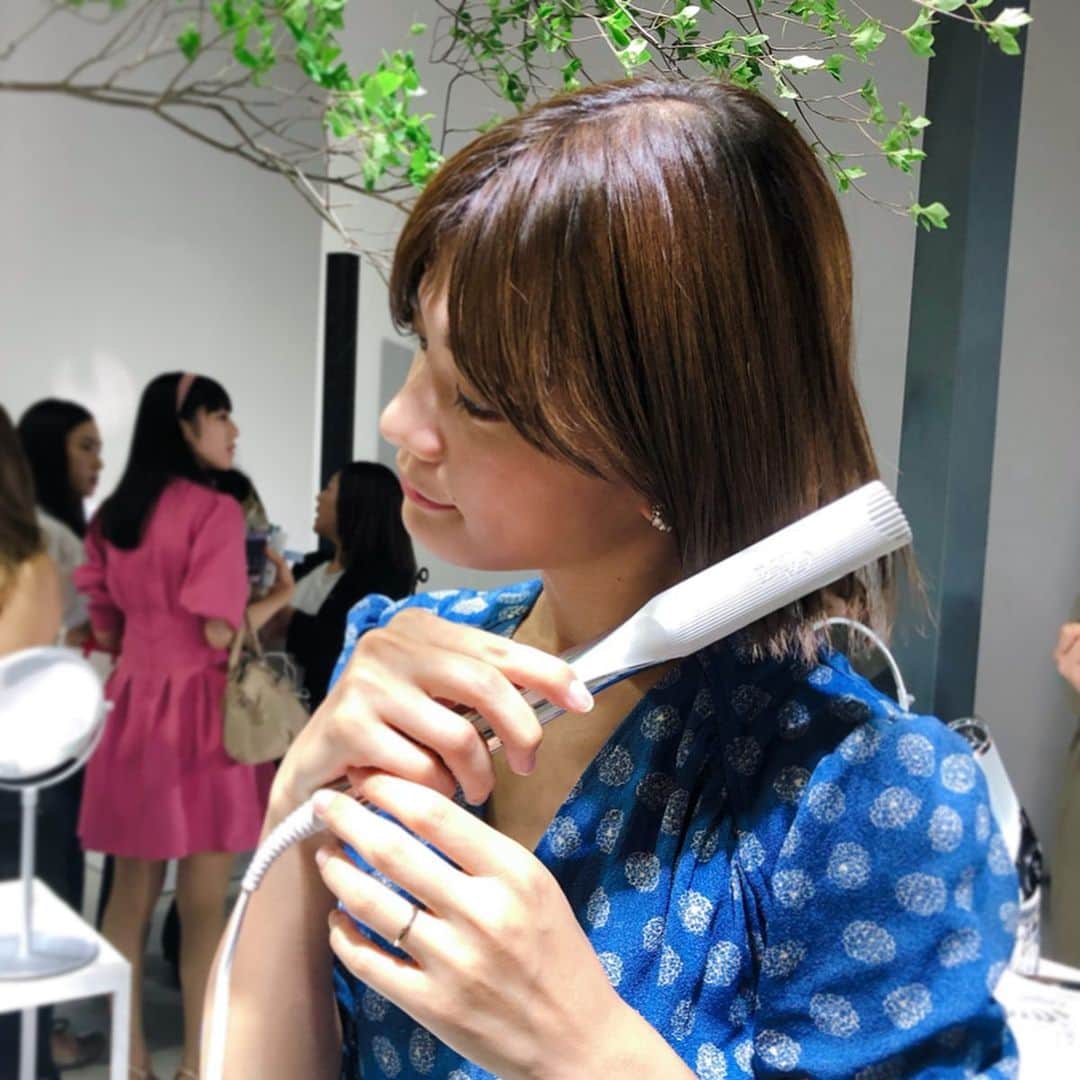 石川瑠利子のインスタグラム：「. . @refa_mtg の新発売イベントに🙆🏻‍♀️💕 ドライヤーは髪の温度を察知して風の温度が変わるし、高密度炭素とイオンがでるから傷まずに乾かせて髪がしっとり🐒✨ .  ストレートアイロンは水蒸気爆発起こらなくてて傷まないのでツヤツヤになりました👀✨✨ なんて画期的なんだろう😍😍 . . #ReFa #レア髪 #リファドライヤー #PR」