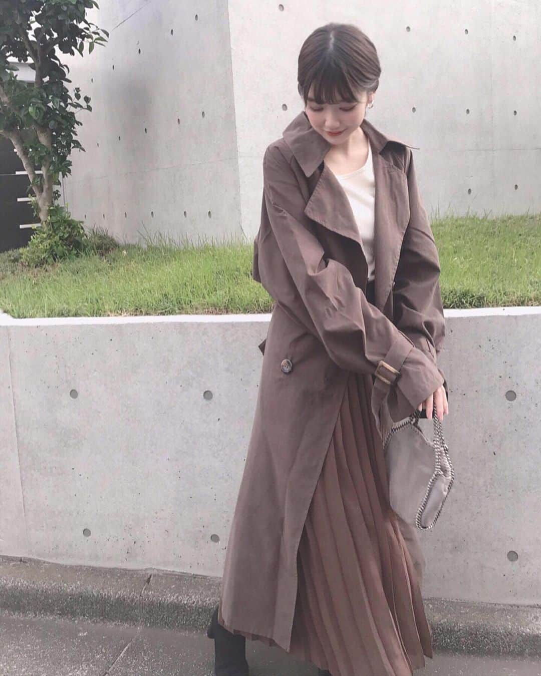のインスタグラム：「@fifth_store の ボリュームスリーブトレンチコート🍂 . 秋っぽいモカ色のトレンチ🌰  ベルトで締めるデザイン がかわいい◎❤️ . #fifth #fifthtl #フィフス #ボリュームスリーブトレンチコート#トレンチコート  #カジュアル #EditSheen #低身長コーデ #秋アウター#トレンチコート #おちびコーデ」