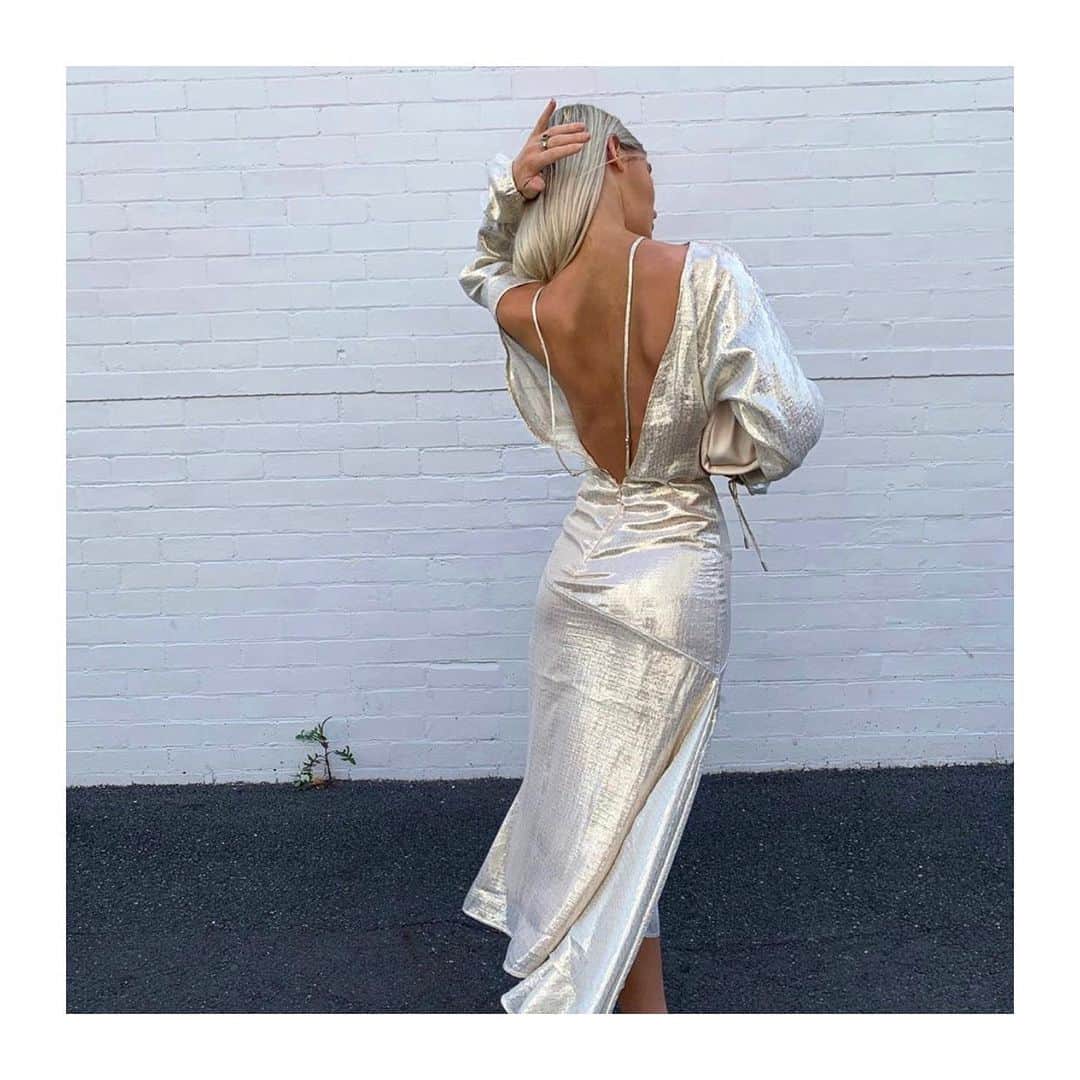 アリスマッコールさんのインスタグラム写真 - (アリスマッコールInstagram)「Liquid gold • @isabella_gray wears the Champers Gown • in boutiques & online • #aliceMcCALL #McCALLme」9月20日 20時16分 - alicemccallptyltd