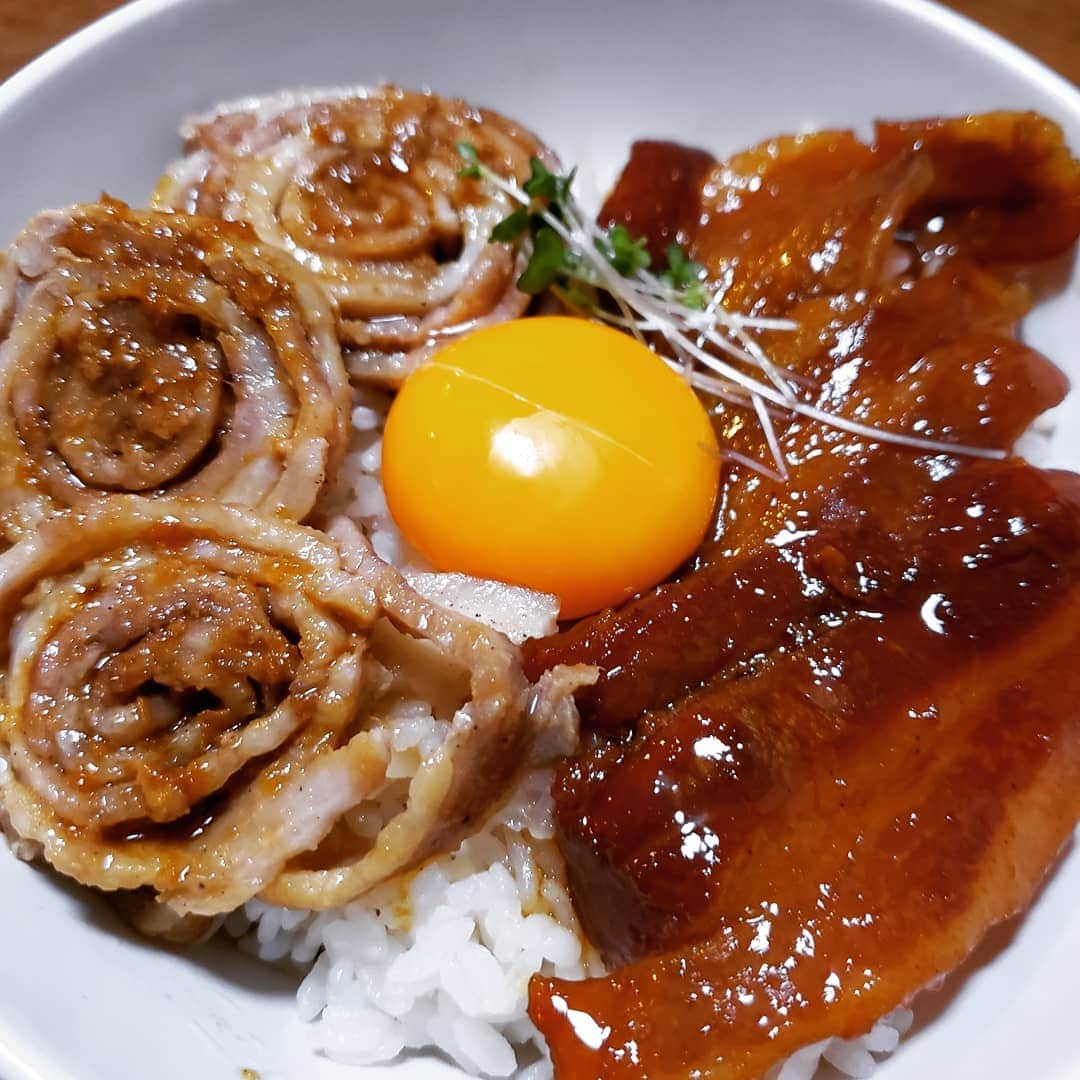 東朋宏さんのインスタグラム写真 - (東朋宏Instagram)「今日の料理はチャーシュー丼と大根のサラダ‼️ チャーシューは薄切り肉を巻いてグルグルの形にしたかったけど失敗して剥がれてこんな感じに。。。(笑)  大根のサラダにはブロッコリースプラウトを使用！ オシャレでしょ？  正直こんなの知らなかったけど、カイワレのとなりにあって面白そうだから入れました(笑)  #薬酒インスタ対決 #男の料理 #簡単レシピ #tastyjapan #おうちごはん #ディナー #どんぶり #チャーシュー丼 #豚バラ #大根 #ブロッコリースプラウト #サラダ  #子供に人気 #今日は60点」9月20日 20時20分 - tomohiro_azuma