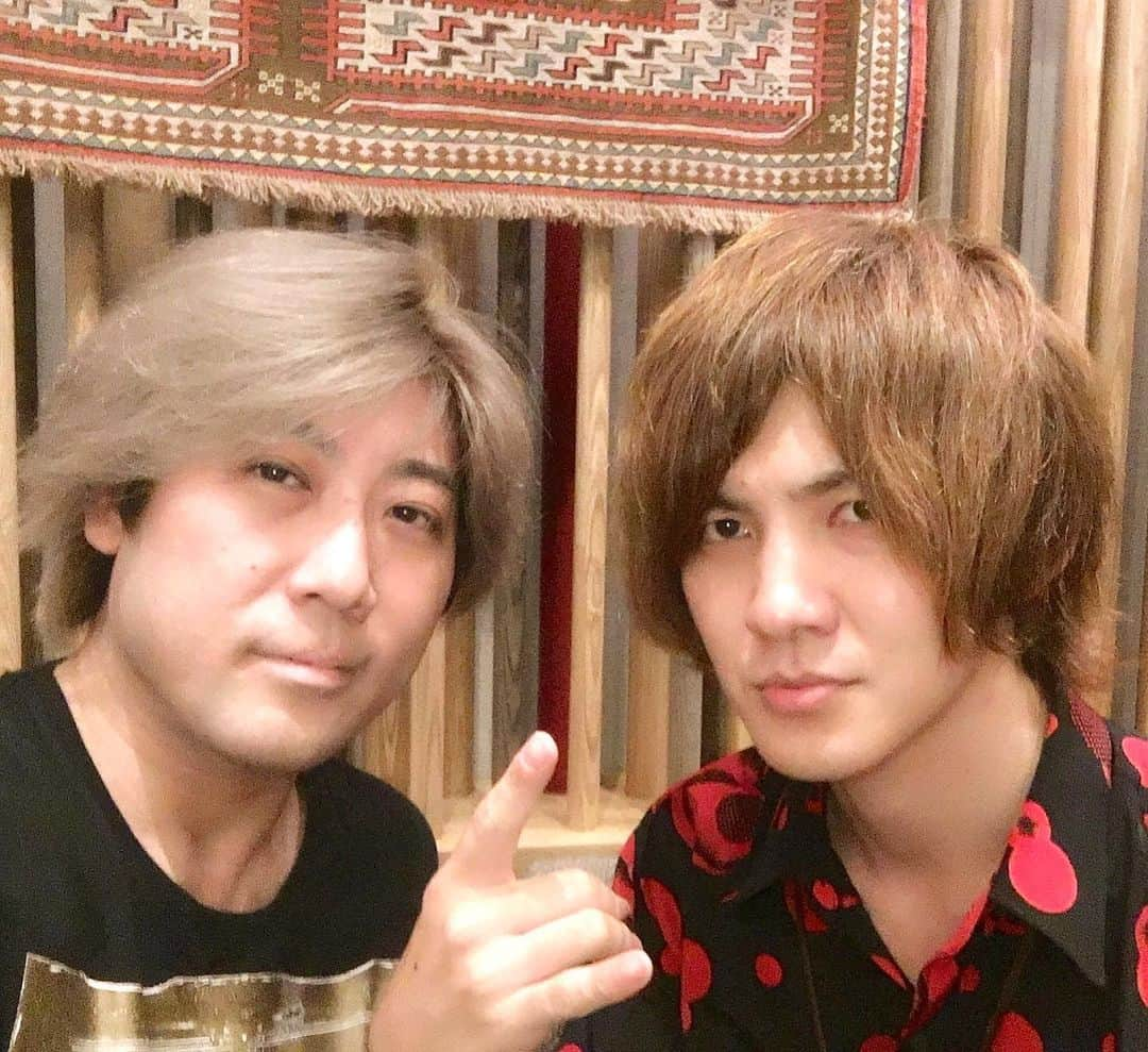 Shinnosukeさんのインスタグラム写真 - (ShinnosukeInstagram)「ZETSUBOU FUNK レコーディング時のオフショット2。ギターの Wall輝クンと。めちゃくちゃファンキーなカッティングとギターヒーロー感満載のソロで見事に楽曲の方向性を示してくれました！更にカップリングではステキなアコースティックギターを。本当にありがとうね！🎸👍 #buzzvibes #極寿司炎 #recording #guitar #electricguitar #acousticguitar」9月20日 20時20分 - shinscapade