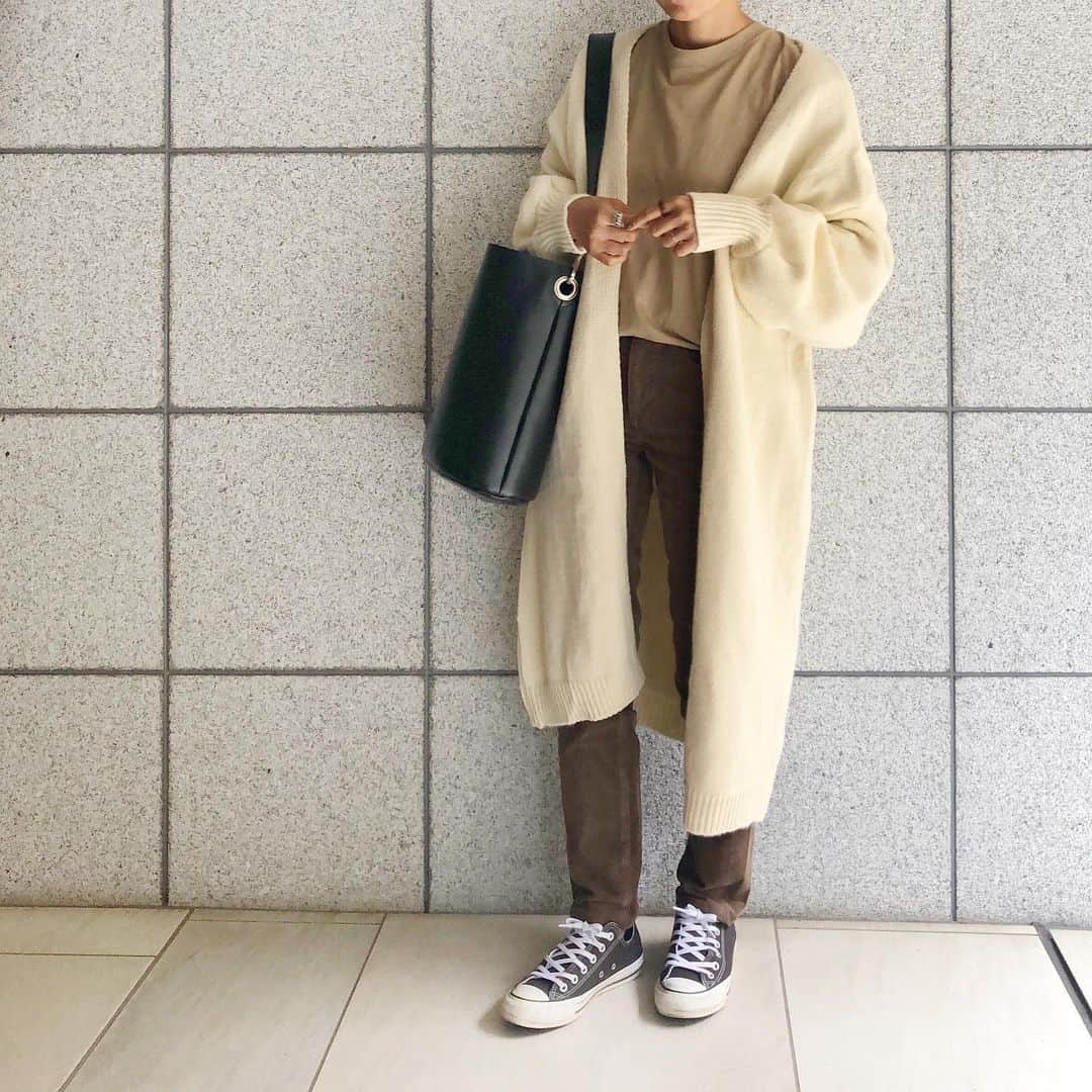 のインスタグラム：「⠀ 少しずつ涼しくなってきて喜んでたら がっつり風邪ひいた𓀡 久しぶりの発熱しんどいなー #ストレスが原因 ☺️💬 ⠀ もちもちロングカーデは @fifth_store の #ボリュームスリーブマキシガウン ⠀ お袖ぽわーんがめちゃかわ𓏗𓏗 もっと寒くなったら タートルネックと合わせたいなぁ🍶 ⠀ #fifth #fifthtl #フィフス #カジュアル #カーディガン #160cm以上コーデ  #ママコーデ #秋アウター ⠀」