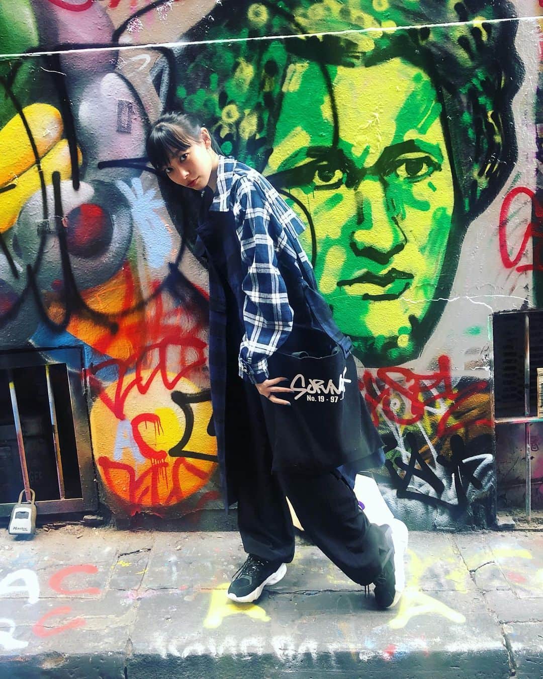 のインスタグラム：「このコート！？ 青なんだよおおおお！！！ しかもチェックなんだよおおお！！ そしてオーストラリアの壁のグラフィックがカッコイイ…cool  #ootd #outfitoftheday #fashion #streetstyle #streetfashion」