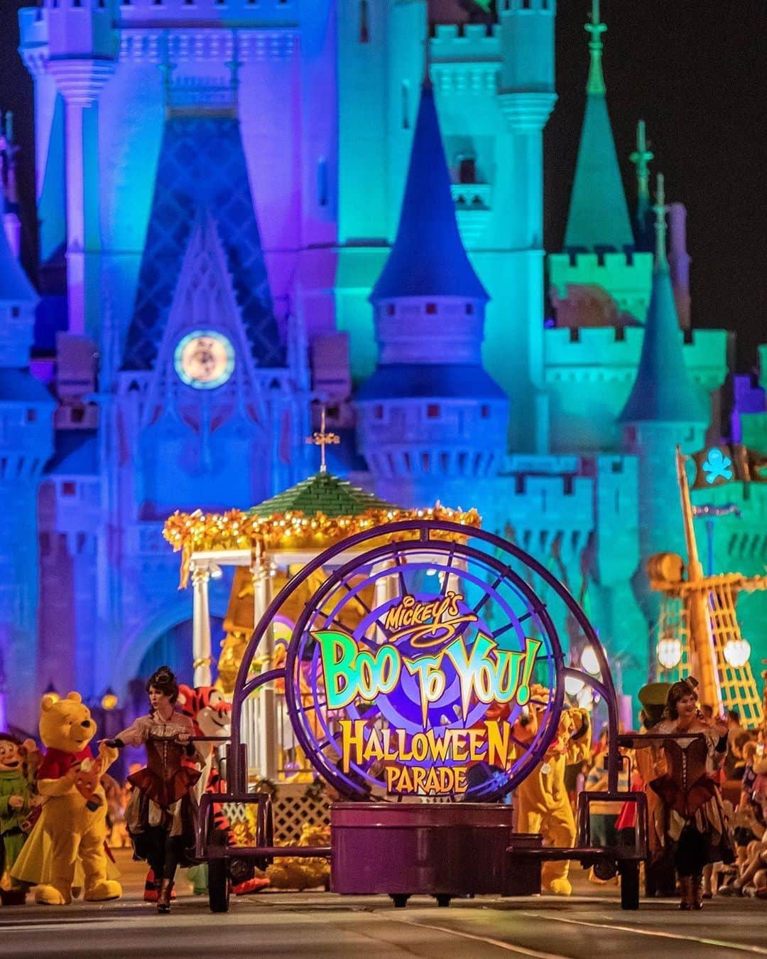 Walt Disney Worldのインスタグラム：「Marching into the weekend like… 👻🎃 #MNSSHP #BooToYou #WaltDisneyWorld (📷: @kyleatwdw)」