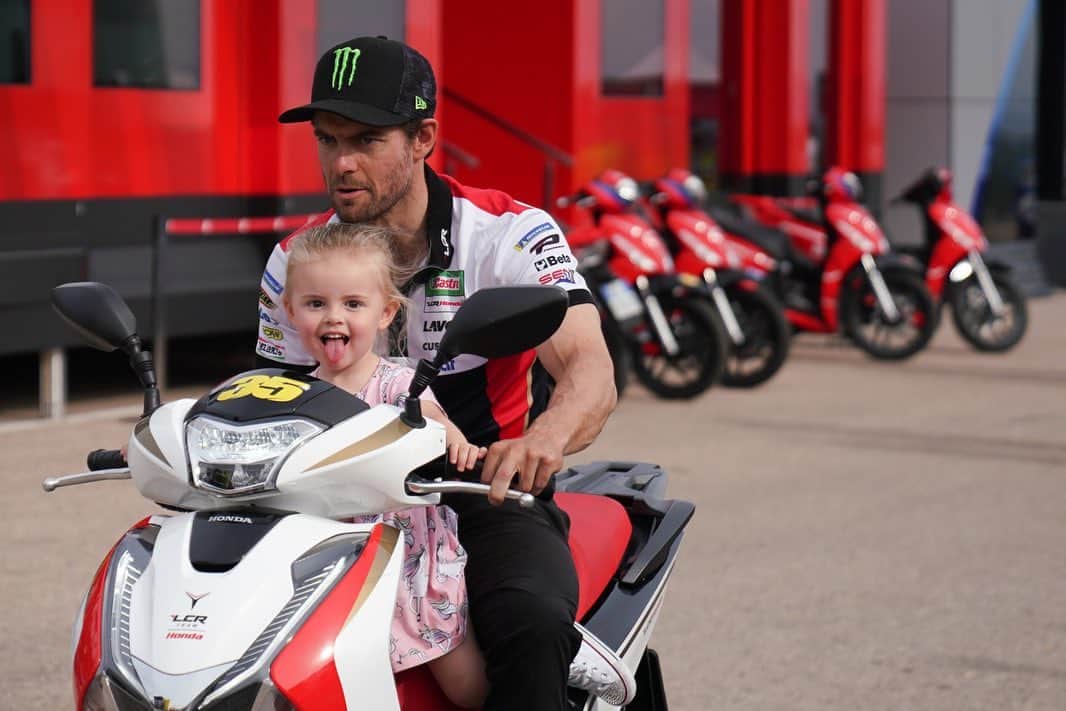 カル・クラッチローのインスタグラム：「I don’t know if this is a good thing or bad thing but Willow loves the scooter so much !  Thanks for taking the photos @cormacgp 📸」