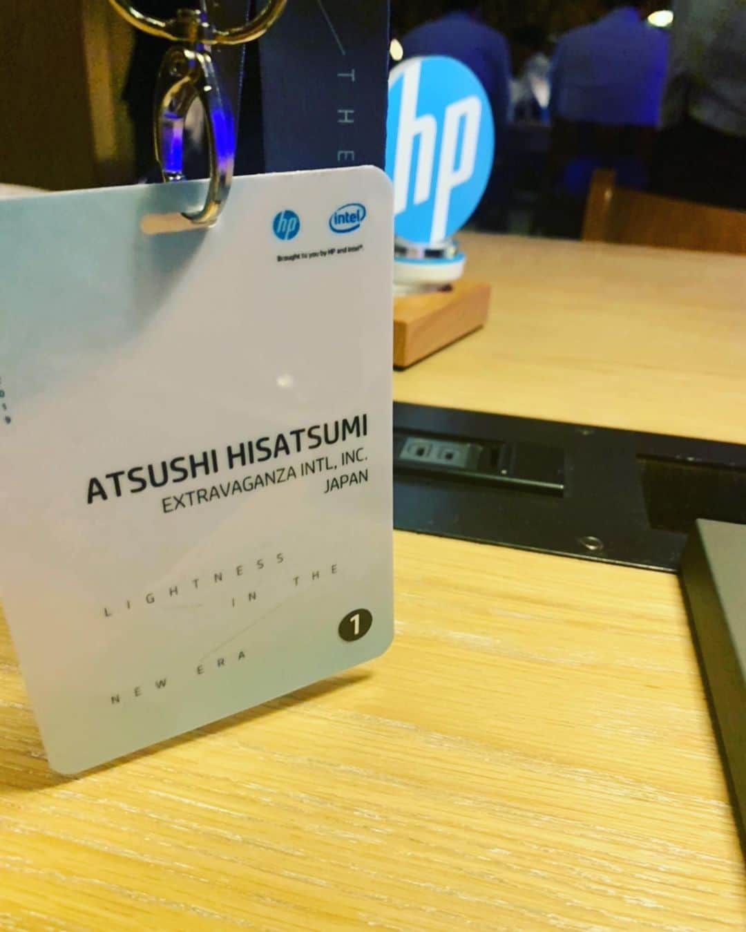 久積篤史さんのインスタグラム写真 - (久積篤史Instagram)「日本HP ( @hp_japan )さんが、ラップトップPCの新製品を国内のマスメディア向けに発表するとのことでリリースパーティーへ 😉  聞くと、日本HPの国内シェアは18.8％となり、国内PC市場におけるブランド別シェアで、初めて外資系PCメーカーがトップシェアとなったことを知った。  20年もの間、PCの生産工場を東京に置き、国産のなかでも東京生産にこだわってきたことが、国内トップシェアとなり、日本最大の売上台数を出荷し続けられているということが、成功要因なのでしょう 👏  当日発表された新製品は、洗礼されたデザインで、耐久性に優れ、飛ぶようにも軽く、他社製品とは比べものにならないほど、万全なセキュリティで守られた、新ラップトップPC「 HP Elite Dragonfly 」❗️  #軽くする #HPEliteDragonfly #Lighterthanair #TransformWork #HPElite #UnleashYourPotential #エリートドラゴンフライ #ヒューレット！パッカード  #ブロックチェーン #Blockchain #crypto   follow me @hp_japan  @hp」9月21日 1時56分 - hisatsumi