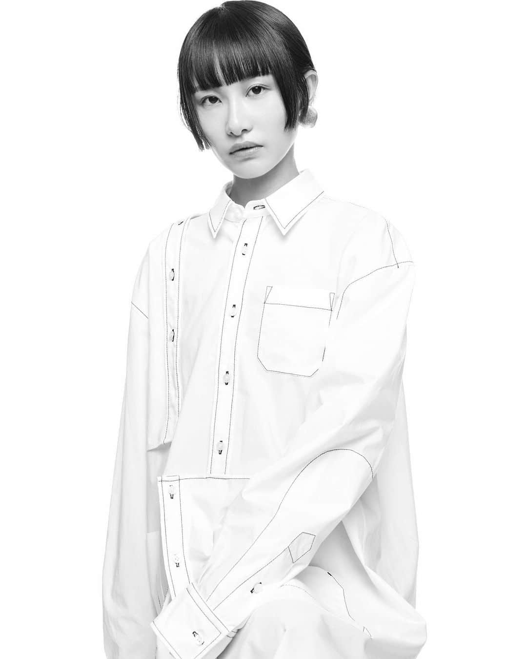 のインスタグラム：「._ Photo  by Takk Styling by @hitomi_matsuno_  Hair by @unohikaru  Makeup by @cocotommyy  #shoot #model #stylist #makeup #hair #fashion #natural #japanese #japan #ファッション #モデル #撮影 #ナチュラル #manahamada #濱田茉奈」
