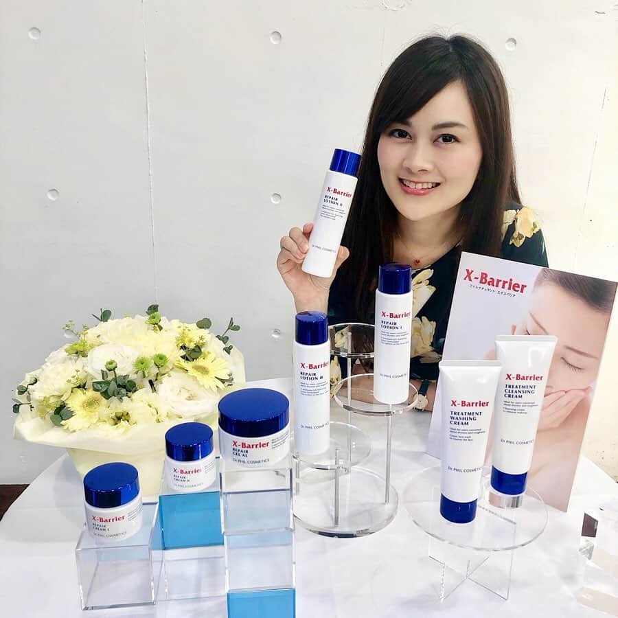 野本愛さんのインスタグラム写真 - (野本愛Instagram)「ドクターフィルコスメティクス（@drphil_cosmetics）さんの「エクスバリア」先行体験イベントに参加してきたよ😊❣️ . 乾燥や肌荒れを繰り返す肌は、肌のバリア機能が低下しているんだって😣😣 . エクスバリアはそんな「弱バリア肌」を「擬似バリア膜」でサポートして、 トラブルを起こしにくい肌へ導いてくれるよ💕 . エクスバリアで擬似バリア膜を形成するのは、 ヒアルロン酸の約5倍の保水力で 肌に塗ると均一な膜を形成する「サクランTM」✨ . だから潤い力も高いの😍😍 . 化粧水は、 ややしっとり、しっとり、とてもしっとりの3タイプで クリームは しっとり、とてもしっとりの2タイプあるから 自分の肌の状態や好みに合わせて選べるのもいい😍✨ . 私は秋になるといつも花粉で肌荒れしちゃうんだけど、これもバリア機能が低下してるんだなって思った❣️ . 私は敏感肌だと肌荒れなどを諦めずに、 しっかりケアして強い肌にしたいな✨ . #エクスバリア #弱バリア肌を立て直す #肌が敏感な人 #ドクターフィルコスメティクス」9月20日 20時36分 - himemode