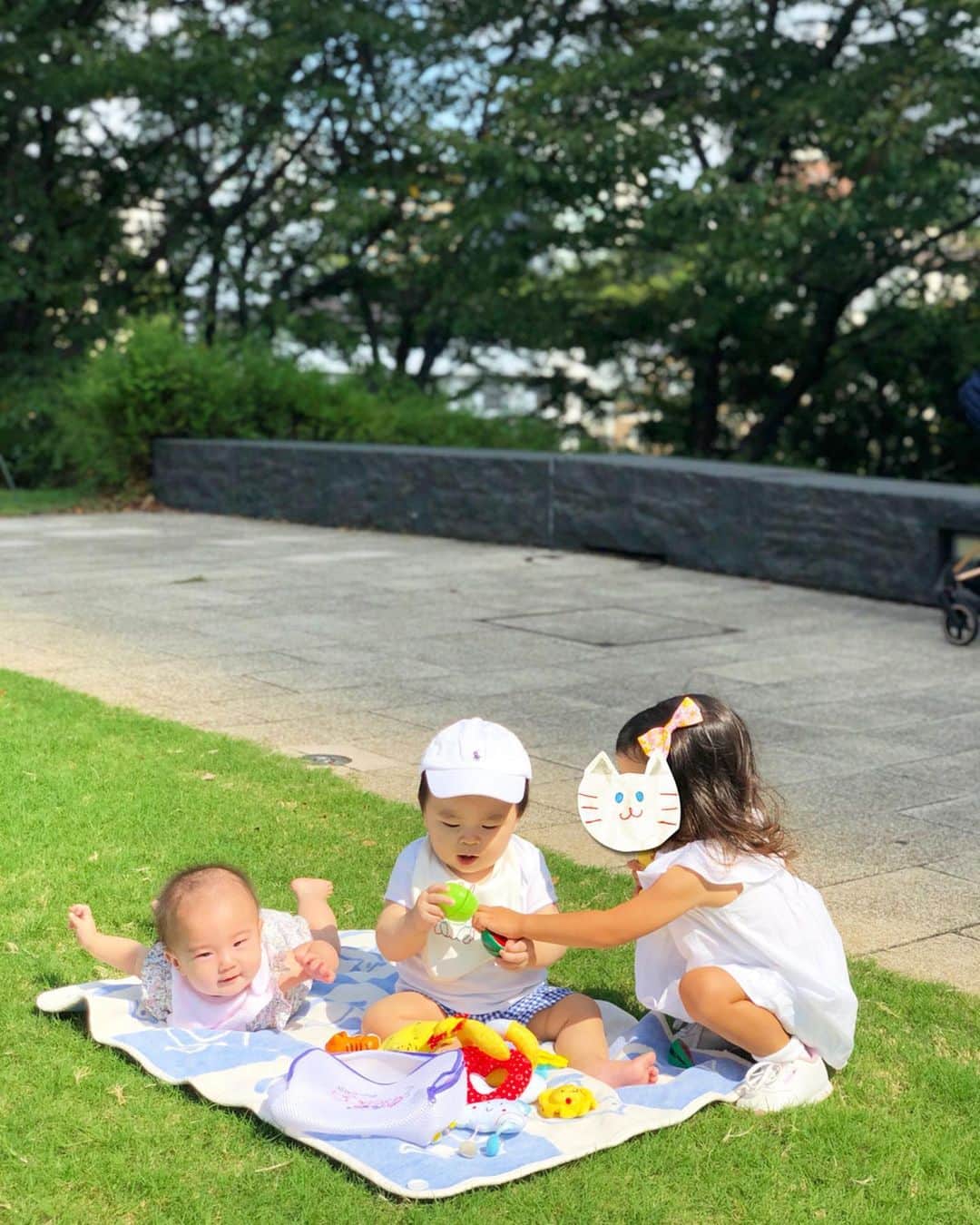 小川ひとみさんのインスタグラム写真 - (小川ひとみInstagram)「picnic❤️❤️ 友人たちとpicnicをしました✨ 暑さも少し遠のいたので、 やっとお外で気持ちよく過ごせた気がします🥰 女の子２人に囲まれて、 １人もくもくと遊ぶ様子が可愛らしかったなぁ💕 #tokyo #picnic #sunshine #baby #son #8ヶ月 #mamalife」9月20日 20時32分 - hitomy220