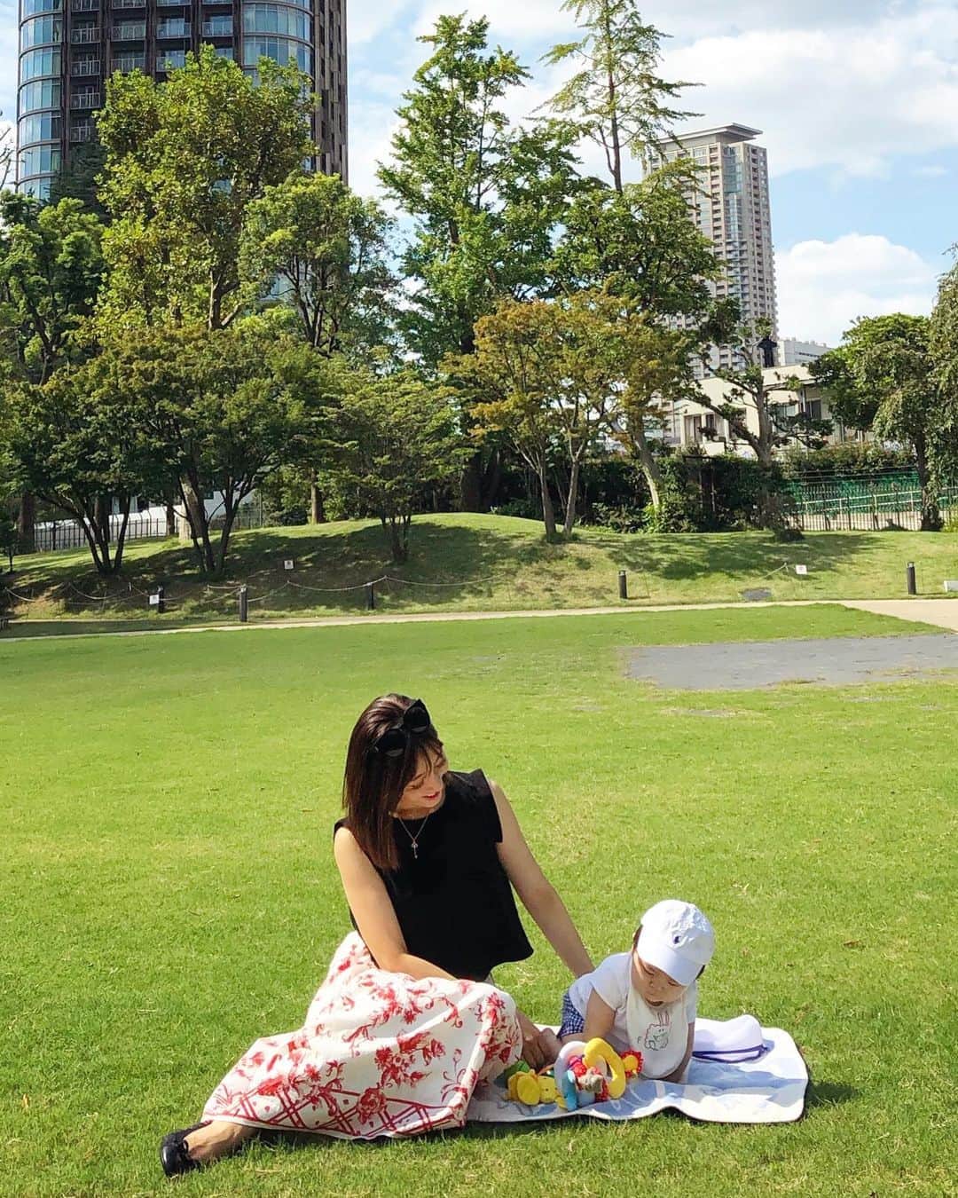 のインスタグラム：「picnic❤️❤️ 友人たちとpicnicをしました✨ 暑さも少し遠のいたので、 やっとお外で気持ちよく過ごせた気がします🥰 女の子２人に囲まれて、 １人もくもくと遊ぶ様子が可愛らしかったなぁ💕 #tokyo #picnic #sunshine #baby #son #8ヶ月 #mamalife」