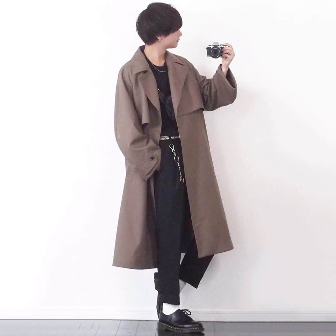 げんじさんのインスタグラム写真 - (げんじInstagram)「“WOOL GABA TIERENCH COAT”コーデ🍷✨(新作です✌︎)﻿ ﻿ ㅤㅤㅤㅤㅤㅤㅤㅤㅤㅤㅤㅤㅤ﻿ 新作コート3型同時リリースの中の1つです☺︎！﻿ ﻿ ﻿ ・トレンチコートの起源でもあるタイロッケンコートとトレンチコートを掛け合わせたハイブリットミニマルコート。﻿ ﻿ ﻿ ・今季のLIDNMのテーマでもある、ヴィンテージアイテムをインスピレーション源とした新しいアイテム提案を体現したコートです。﻿ ﻿ ﻿ ・タイロッケンコートのミニマルさと、トレンチコートの機能デザインの良いところを掛け合わせました。﻿ ﻿ ﻿ POLYESTER70% WOOL30%﻿ ﻿ ﻿ トレントコートの定番素材でもあるギャバジンを、ウールとポリエステルの混紡糸で織り上げたオリジナル素材です。﻿ ﻿ ﻿ ・一般的なトレンチコートの素材は綿のギャバジンを使用しますが、あえてウールの持つしなやかなドレープ感とポリエステルの丈夫さ兼ね備えた素材を開発しました。﻿ ﻿ ﻿ ・さらに撥水加工を施すことでトレンチコートの機能性という特性を素材でも体現しています。﻿ ﻿ ﻿ “WOOL GABA TIERENCH COAT”﻿ ¥ 24,840﻿ @lidnm_official_ #LIDNM #リドム #lidnm_snap ﻿ ㅤㅤㅤㅤㅤㅤㅤㅤㅤㅤㅤㅤㅤ﻿ ﻿ そして遂に。。。﻿ ㅤㅤㅤㅤㅤㅤㅤㅤㅤㅤㅤㅤㅤ﻿ ﻿ 明日第2回LIDNM2019AW先行受注会です！！！﻿ ﻿ ㅤㅤㅤㅤㅤㅤㅤㅤㅤㅤㅤㅤㅤ﻿ こちらのアイテムも明日の先行受注会でリリースされます！！﻿ ㅤㅤㅤㅤㅤㅤㅤㅤㅤㅤㅤㅤㅤ﻿ ﻿ お見逃しなく🔥🔥﻿ ﻿ ㅤㅤㅤㅤㅤㅤㅤㅤㅤㅤㅤㅤㅤ﻿ 着用サイズ:Mサイズ﻿ ﻿ ㅤㅤㅤ﻿ じゃあʕ•ᴥ•ʔ﻿ ﻿ ﻿ 最後まで読んでくれた方は「読んだぜ」とコメントくれたら爆的に嬉しいです🥺🥺🥺﻿」9月20日 20時34分 - genji_official_