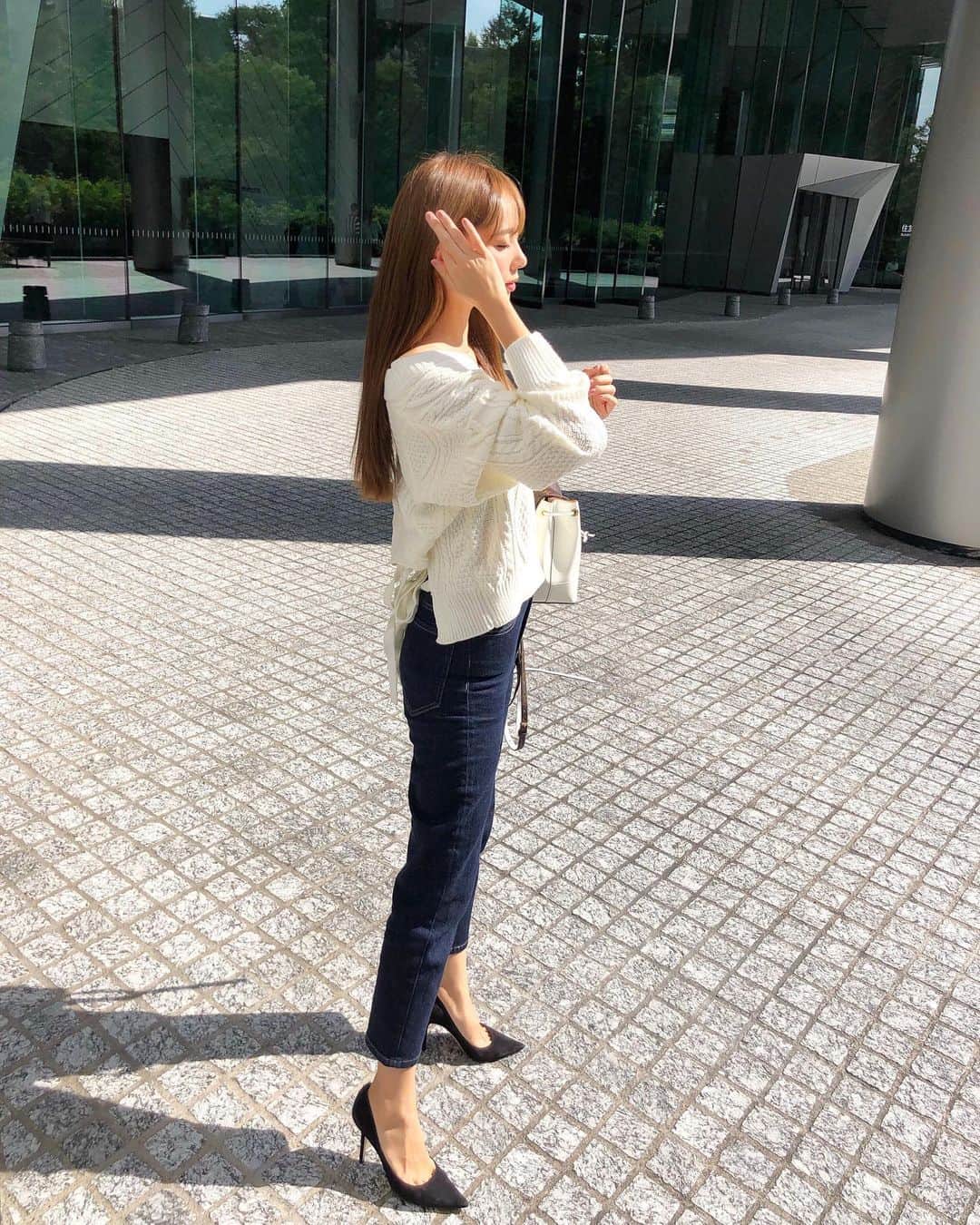 岡部あゆみさんのインスタグラム写真 - (岡部あゆみInstagram)「今日はストレートhair ☺︎﻿ ケーブルニットにデニムの組み合わせ好き ♥︎﻿ ﻿ @fifth_store #fifth #fifthtl #bananarepublic #jimmychoo #outfit #ストレートヘア #フィフス #バックシャンケーブルvネックニット #パンツコーデ #バナナリパブリック #パナリパ #バナリパデニム #秋コーデ #今日のふく」9月20日 20時35分 - ayumi_okabe