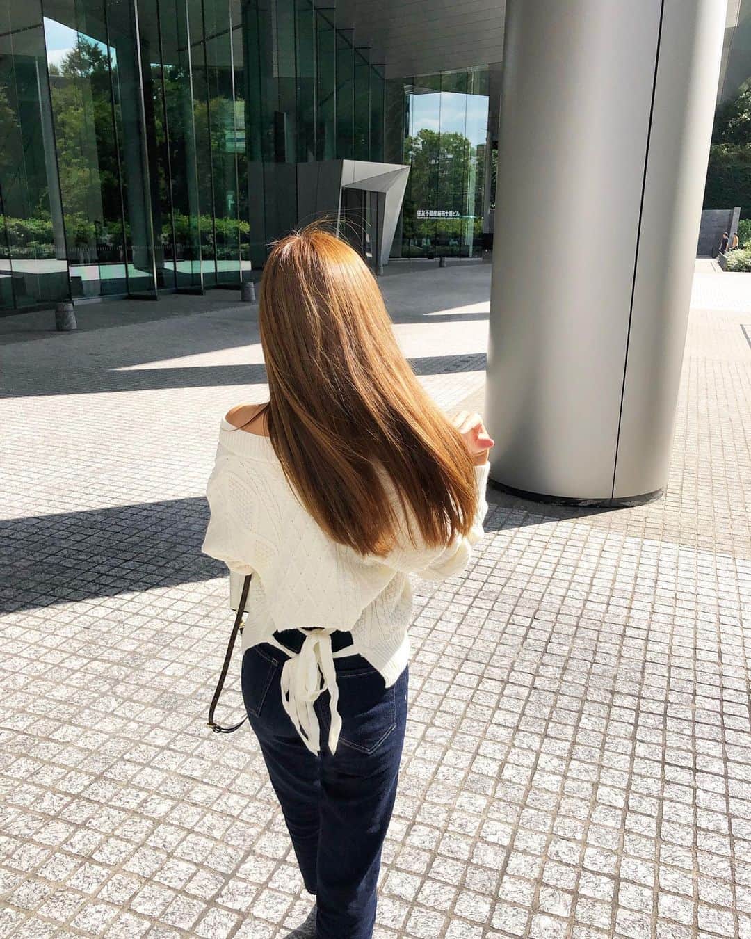のインスタグラム：「今日はストレートhair ☺︎﻿ ケーブルニットにデニムの組み合わせ好き ♥︎﻿ ﻿ @fifth_store #fifth #fifthtl #bananarepublic #jimmychoo #outfit #ストレートヘア #フィフス #バックシャンケーブルvネックニット #パンツコーデ #バナナリパブリック #パナリパ #バナリパデニム #秋コーデ #今日のふく」