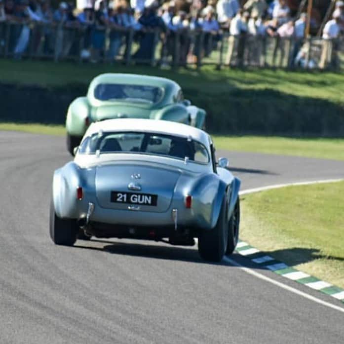 のインスタグラム：「Drifting into the weekend like...」