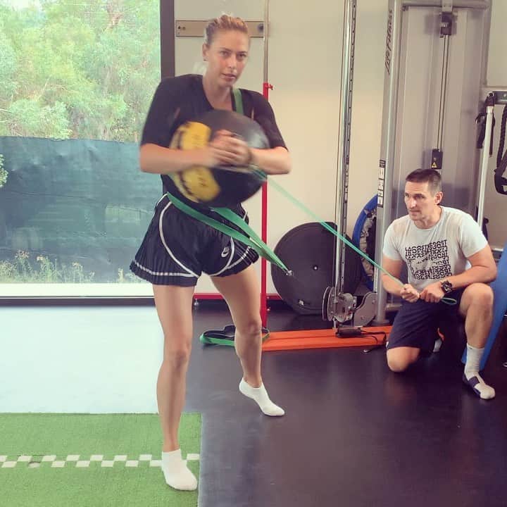 マリア・シャラポワのインスタグラム：「Slow and controlled 🤸🏼‍♀️🏋🏼‍♀️ #DoNutStop #fitandlit」