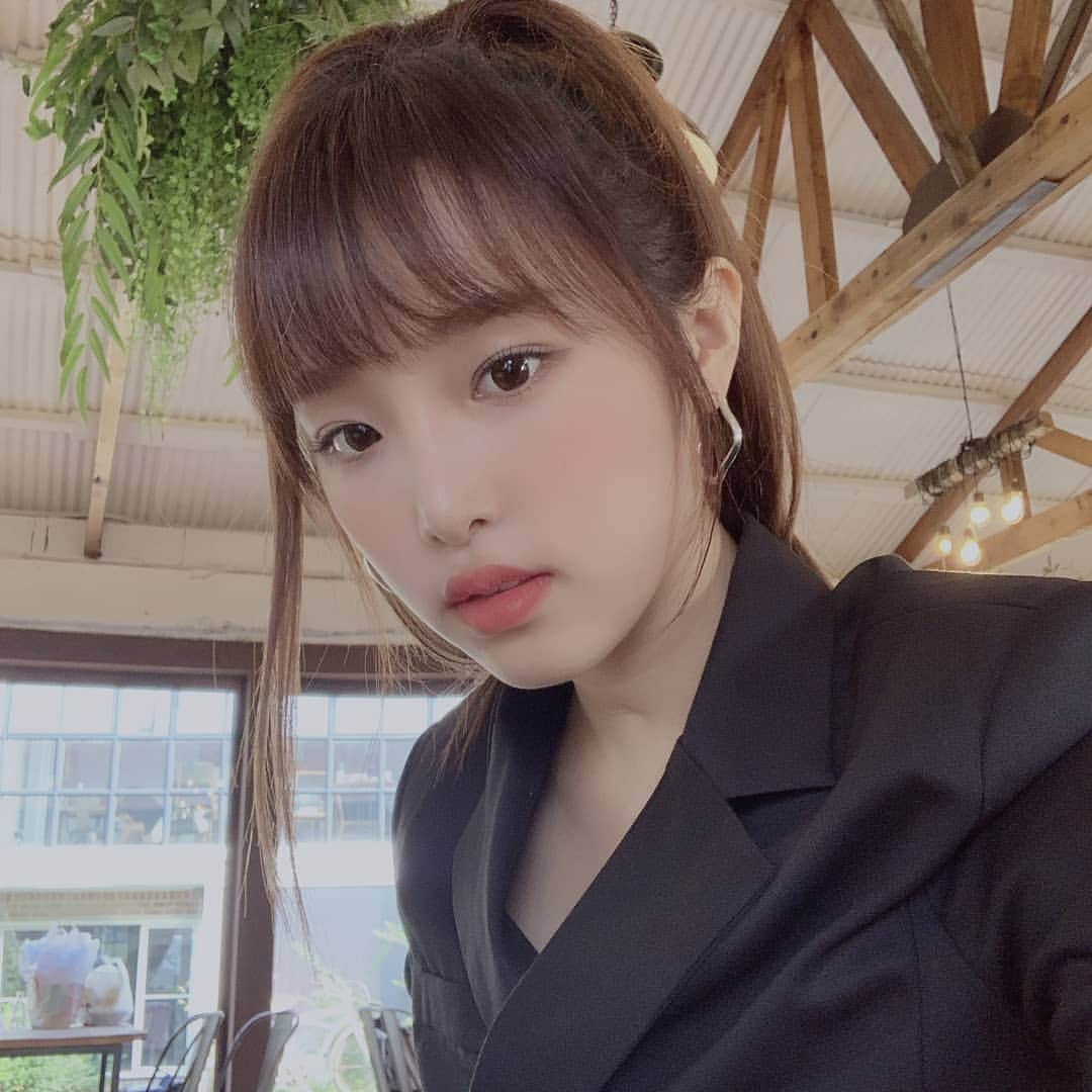 IZ*ONEさんのインスタグラム写真 - (IZ*ONEInstagram)「*스포주의* 헤헿😊 수트 예나..✌ 멋진 척...🤭 #아이즈원포토북 ⠀ *ネタバレ注意* ヘヘッ😊 スーツ姿のイェナ..✌　カッコつけて...🤭 #アイズワンフォトブック ⠀ #예나 #イェナ #IZONE #아이즈원 #アイズワン」9月20日 20時39分 - official_izone