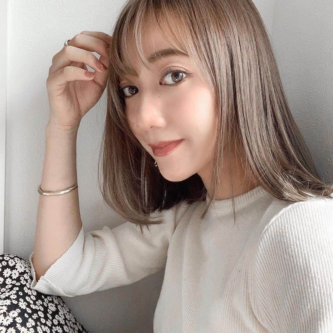 小川陽香さんのインスタグラム写真 - (小川陽香Instagram)「前髪切った～💇🏼‍♀️ カラーも綺麗でお気に入り♡ラベンダー系なの✌︎ ㅤ あと最近ファンデも @bareminerals_jp のスティックタイプのに変えまして☺️💕 水系成分が30%以上も含まれてるだけあってみずみずしくていい感じのツヤ肌なる🥺 リキッドファンデーションみたいな仕上がりが12時間も続くから今の季節にぴったりだ！  つけ続ける事でお肌の水分量がアップするスキンケア効果も期待できるみたい🥺👍🏻💕 ファンデ選びで重視するのが、程よいカバー力、ツヤ感、ヨレても綺麗かなんだけど個人的には全部クリア☺️♡ ㅤ ㅤ ☑︎ CR ハイドレイティングファンデーションスティック / バタークリーム 03 動画をみてクイズに答えるとこのミニサイズが当たるみたいです✌︎ ㅤ ㅤ #bareminerals #foundation #pr #cosme #make #hair #haircolor #CRスティック #スティックファンデーション #みずごこちファンデ #クリーンビューティー #ヘア #ヘアカラー #新作コスメ」9月20日 20時40分 - _haruka824