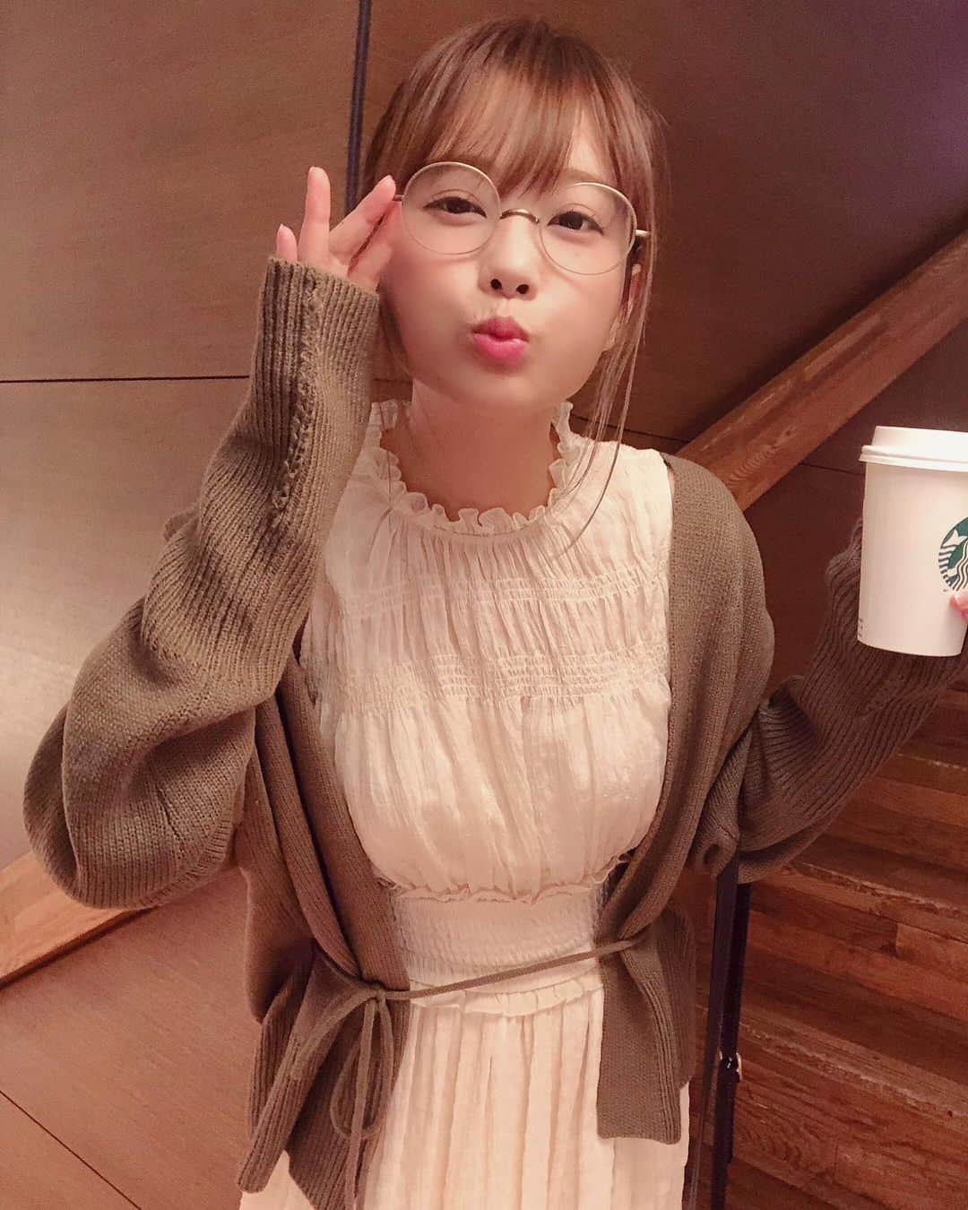 重盛さと美さんのインスタグラム写真 - (重盛さと美Instagram)「夜スタバきたぁ🐿🌙🐾☕️⭐️💫 ファンの方にもらうスタバーカードで、 いつもホットミルク飲んであたたまっています☺️♡ 明後日のBBQオフ会、 いつものお礼に松阪牛持って行くぜい🤘 カーディガンは @fifth_store 🐿 #スタバ#キャラメルスチーマー #フィフス#fifth#fifthtl #ウエストマークニットカーディガン」9月20日 20時40分 - satomi_shigemori