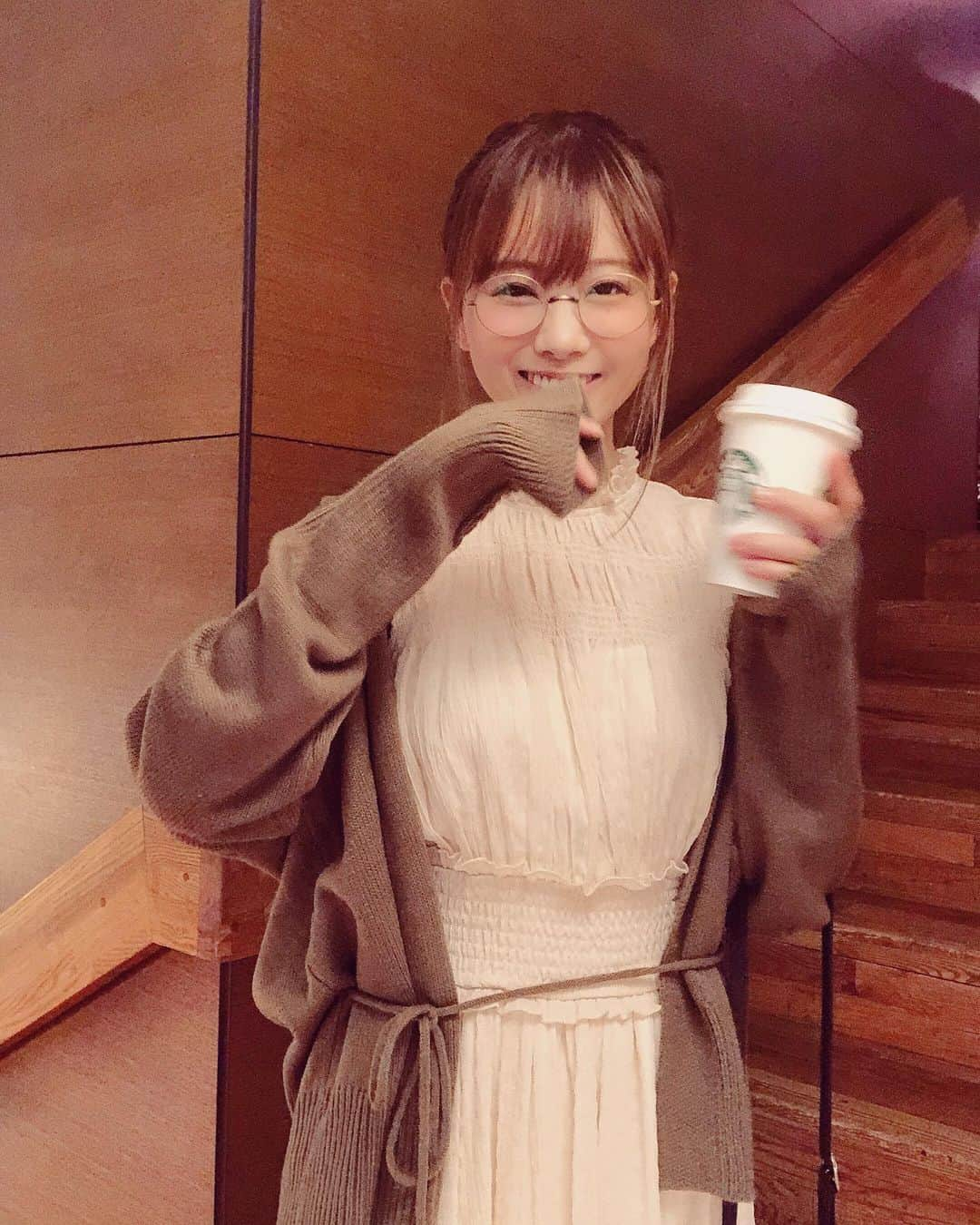 重盛さと美さんのインスタグラム写真 - (重盛さと美Instagram)「夜スタバきたぁ🐿🌙🐾☕️⭐️💫 ファンの方にもらうスタバーカードで、 いつもホットミルク飲んであたたまっています☺️♡ 明後日のBBQオフ会、 いつものお礼に松阪牛持って行くぜい🤘 カーディガンは @fifth_store 🐿 #スタバ#キャラメルスチーマー #フィフス#fifth#fifthtl #ウエストマークニットカーディガン」9月20日 20時40分 - satomi_shigemori