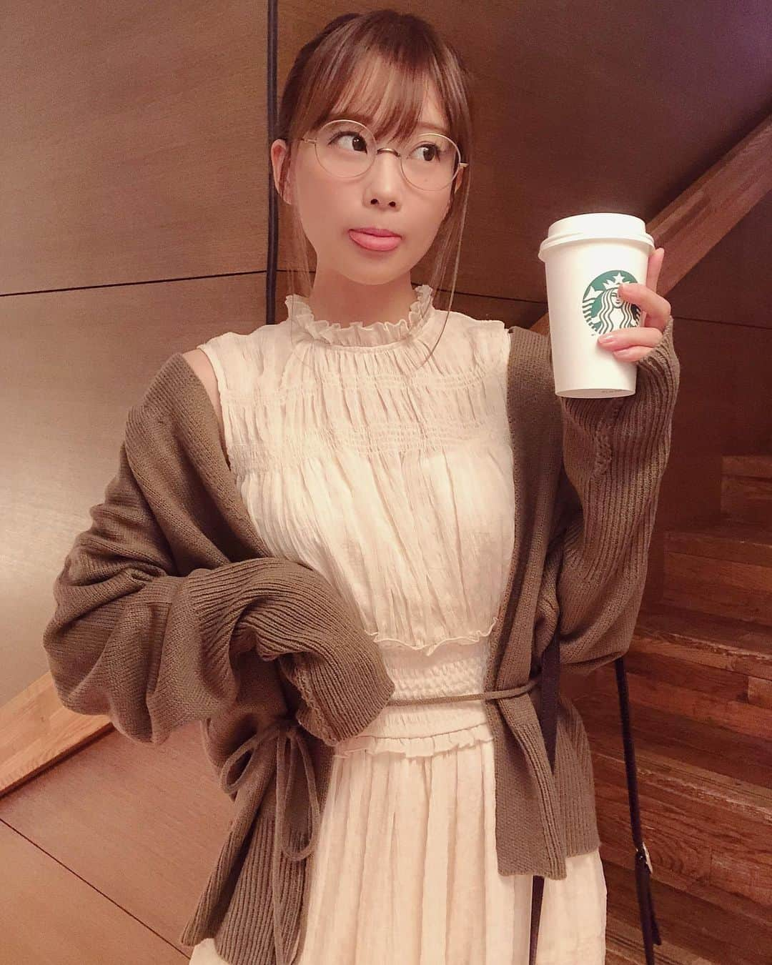 重盛さと美さんのインスタグラム写真 - (重盛さと美Instagram)「夜スタバきたぁ🐿🌙🐾☕️⭐️💫 ファンの方にもらうスタバーカードで、 いつもホットミルク飲んであたたまっています☺️♡ 明後日のBBQオフ会、 いつものお礼に松阪牛持って行くぜい🤘 カーディガンは @fifth_store 🐿 #スタバ#キャラメルスチーマー #フィフス#fifth#fifthtl #ウエストマークニットカーディガン」9月20日 20時40分 - satomi_shigemori