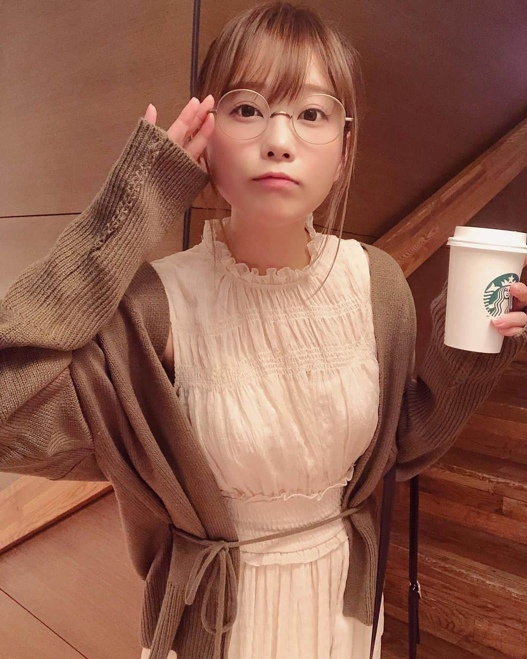 重盛さと美さんのインスタグラム写真 - (重盛さと美Instagram)「夜スタバきたぁ🐿🌙🐾☕️⭐️💫 ファンの方にもらうスタバーカードで、 いつもホットミルク飲んであたたまっています☺️♡ 明後日のBBQオフ会、 いつものお礼に松阪牛持って行くぜい🤘 カーディガンは @fifth_store 🐿 #スタバ#キャラメルスチーマー #フィフス#fifth#fifthtl #ウエストマークニットカーディガン」9月20日 20時40分 - satomi_shigemori