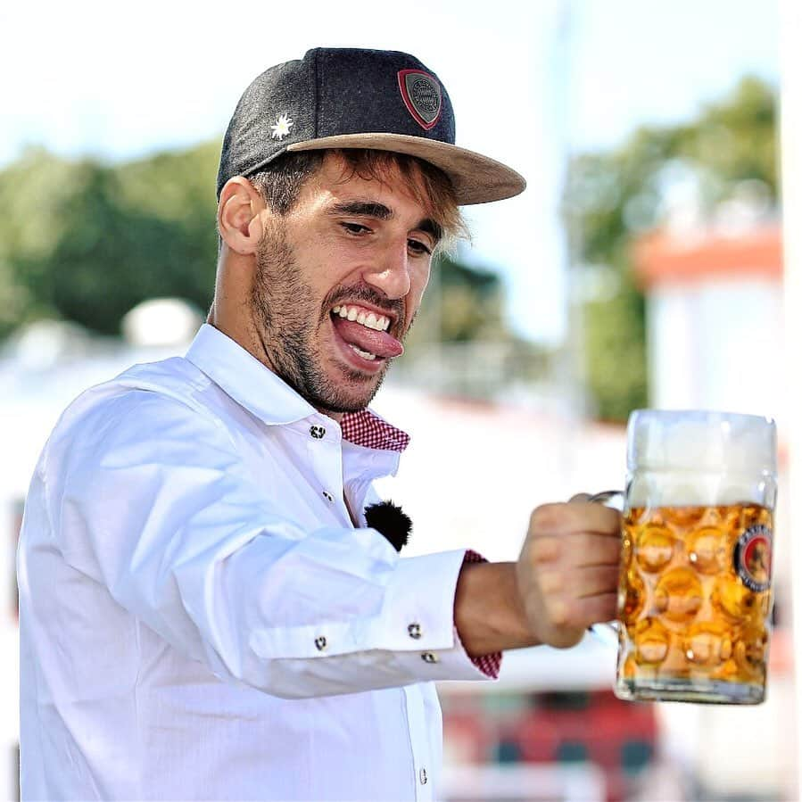 バイエルン・ミュンヘンさんのインスタグラム写真 - (バイエルン・ミュンヘンInstagram)「@Javi8martinez takes the Bayern Challenge 🍻👉 Link in bio! . . #FCBayern #MiaSanMia #JaviMaschinez #Martinez #Oktoberfest #Wiesn #Oktoberfest2019 #beerfest #football #soccer #futbol #fussball #futebol #beer #bier #prost #cheers #bayern #bavaria #bavarian」9月20日 20時40分 - fcbayern