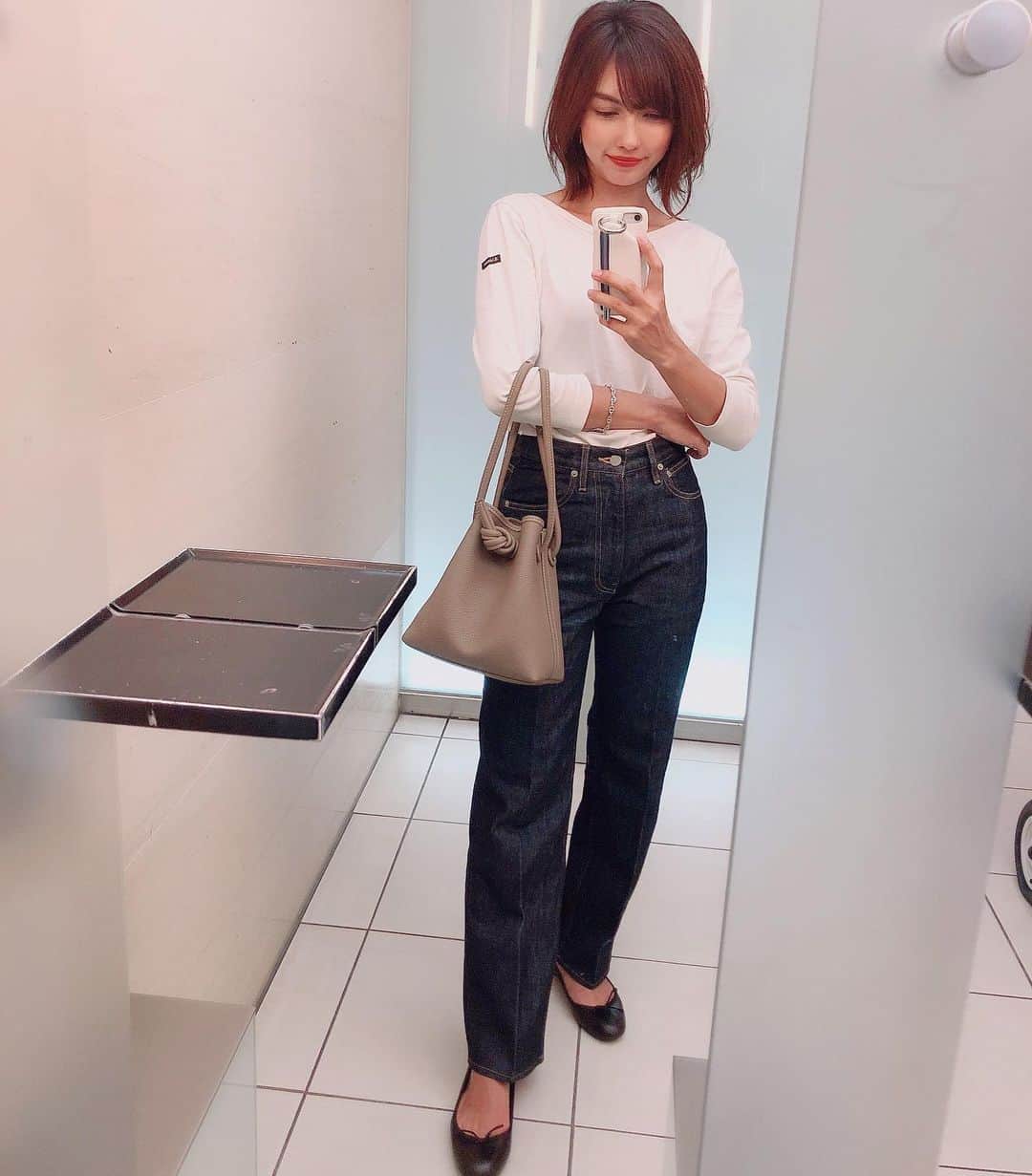 黒宮ニイナのインスタグラム：「秋にニットやロンTで合わせたくて @auralee_tokyo のデニムを新調しました👖 なかなか似合う濃い色のデニムに出会えなかったんですが、ハイウエストでバックスタイルもスティッチの感じも最高👏✨ ヒールでもぺったんこでもスニーカーでも合わせやすそう🙆‍♀️ お腹とかお尻とか気になりすぎてデニム履く気分になれなかったけどトレーニング頑張って、たくさん履こう❣️ #mama #mamafashion #mamacoordinate #leminoir #auralee #vasic #ママ #2児ママ #ママファッション #ママコーデ #ルミノワール #オーラリー」
