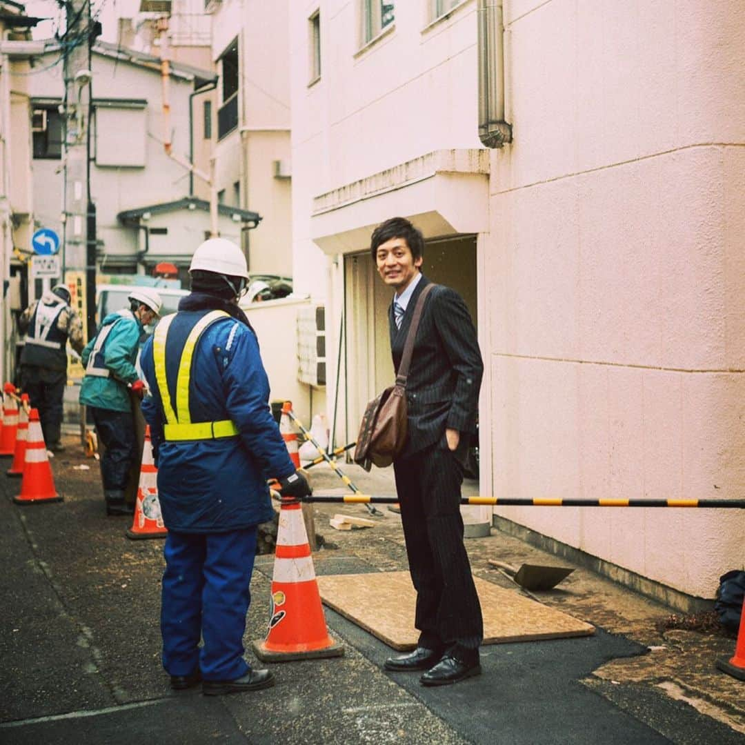 村田秀亮さんのインスタグラム写真 - (村田秀亮Instagram)「前の現場が一緒やった工藤さん  #後ろから濁声で #「背広着てどこ行くねん？」 #今年還暦の工藤さん #「就職したんですよ！」 #「どうせすぐ辞めるやろ（笑）」 #「珍しく続いてるんですっ！」 #「また連絡してこい！豚串行こ！」 #今年還暦の工藤さん #日に焼けて年中顔が赤い #秋晴れの空 #哀愁一コマ芝居」9月20日 20時43分 - toromurata