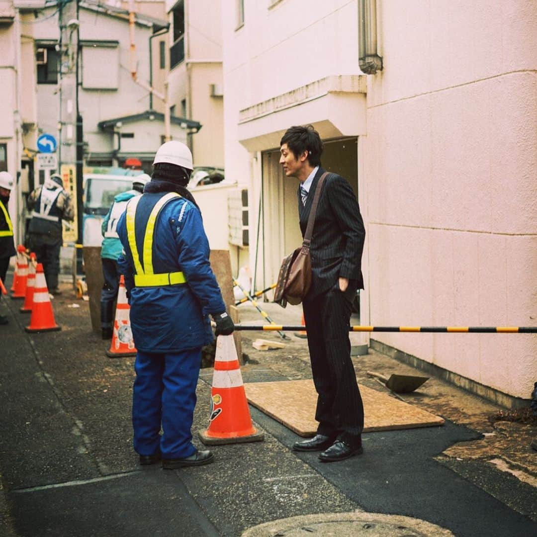 村田秀亮さんのインスタグラム写真 - (村田秀亮Instagram)「前の現場が一緒やった工藤さん  #後ろから濁声で #「背広着てどこ行くねん？」 #今年還暦の工藤さん #「就職したんですよ！」 #「どうせすぐ辞めるやろ（笑）」 #「珍しく続いてるんですっ！」 #「また連絡してこい！豚串行こ！」 #今年還暦の工藤さん #日に焼けて年中顔が赤い #秋晴れの空 #哀愁一コマ芝居」9月20日 20時43分 - toromurata