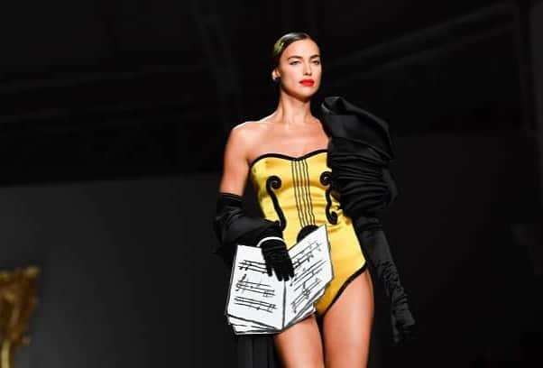 イリーナ・シェイクさんのインスタグラム写真 - (イリーナ・シェイクInstagram)「@moschino⚠ Love @itsjeremyscott always bringing so much fun to fashion 🎶💛@carlynecerfdedudzeele」9月20日 20時43分 - irinashayk