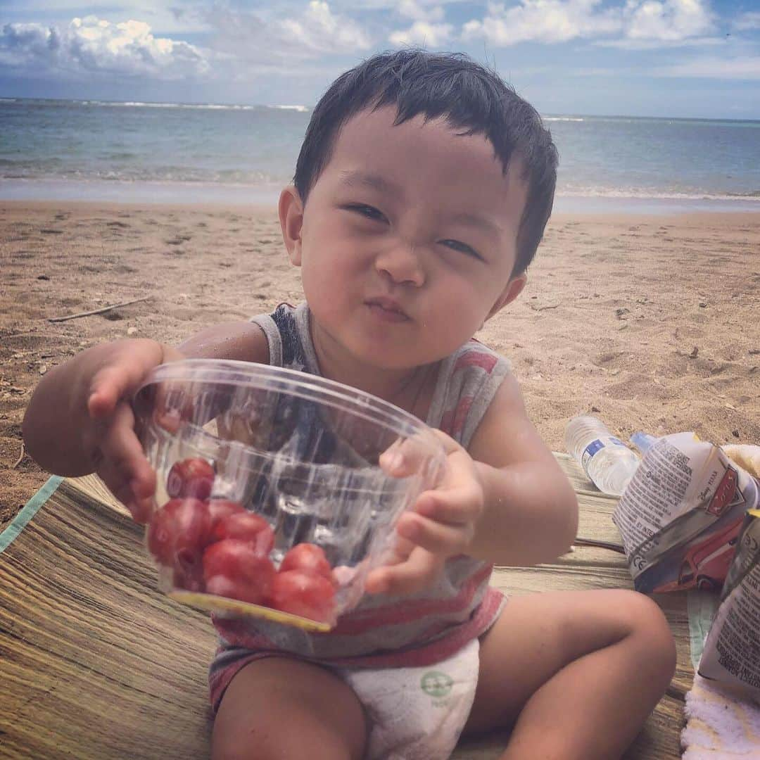 Nazukiさんのインスタグラム写真 - (NazukiInstagram)「Hawaii KahaLa Beach🏝🏝 人いなくて、綺麗で、chillなビーチ✨✨✨ 犬が多くて犬と一緒に飼い主が泳いでたりして可愛いかったな😊😊 レンは海大好きだから、今日も大はしゃぎ🤣  トマト好きなレンは、どこでもトマト🍅😅 トマト買いだめしてます🤣 高いです🤣  #kahalabeach #hawaii #hawaii🌺 #vacation #beach #myson #trip #family #子連れハワイ #シンママ #ハワイ旅行 #ハワイ #男の子ママ」9月20日 20時46分 - nazuki_08