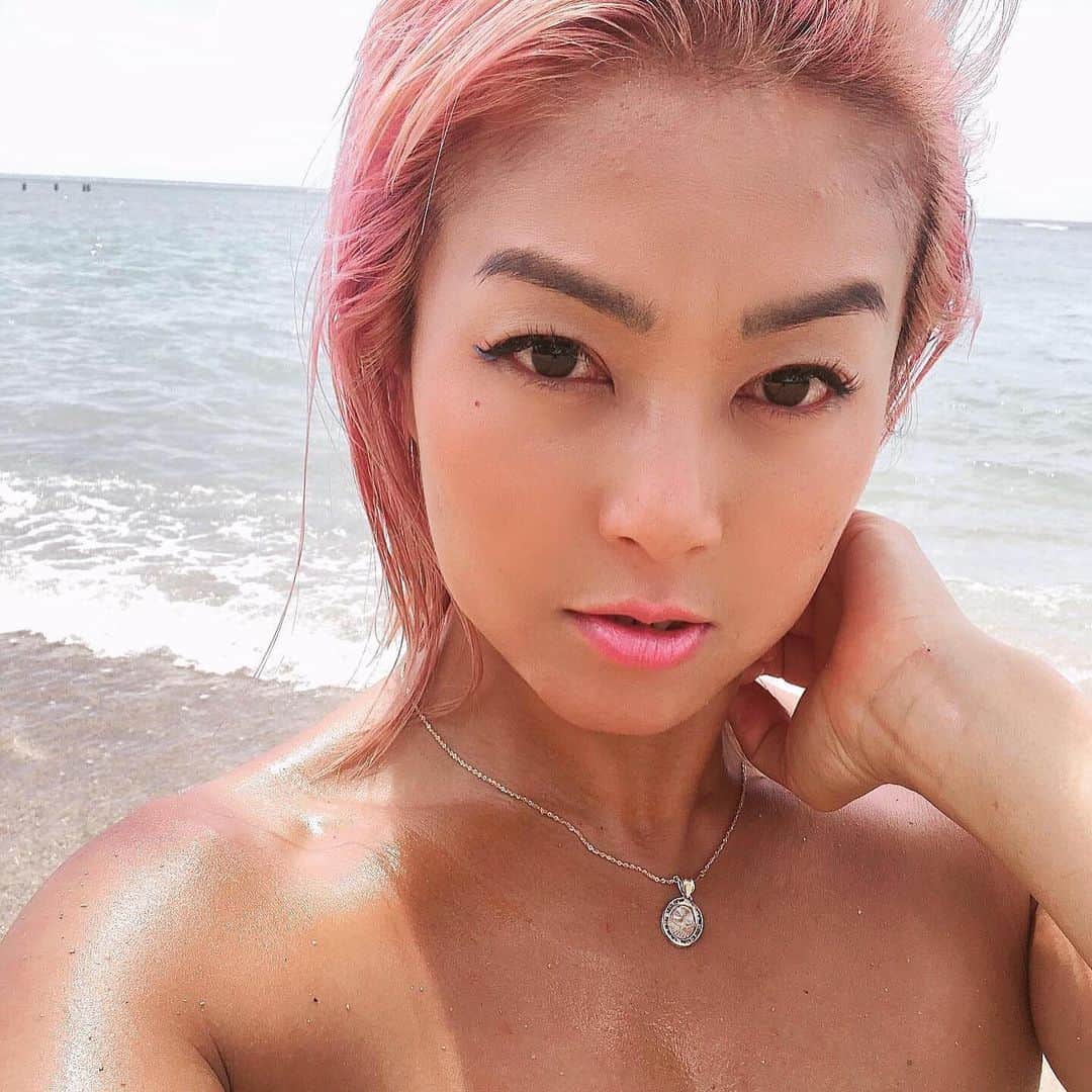 Nazukiのインスタグラム：「Hawaii KahaLa Beach🏝🏝 人いなくて、綺麗で、chillなビーチ✨✨✨ 犬が多くて犬と一緒に飼い主が泳いでたりして可愛いかったな😊😊 レンは海大好きだから、今日も大はしゃぎ🤣  トマト好きなレンは、どこでもトマト🍅😅 トマト買いだめしてます🤣 高いです🤣  #kahalabeach #hawaii #hawaii🌺 #vacation #beach #myson #trip #family #子連れハワイ #シンママ #ハワイ旅行 #ハワイ #男の子ママ」