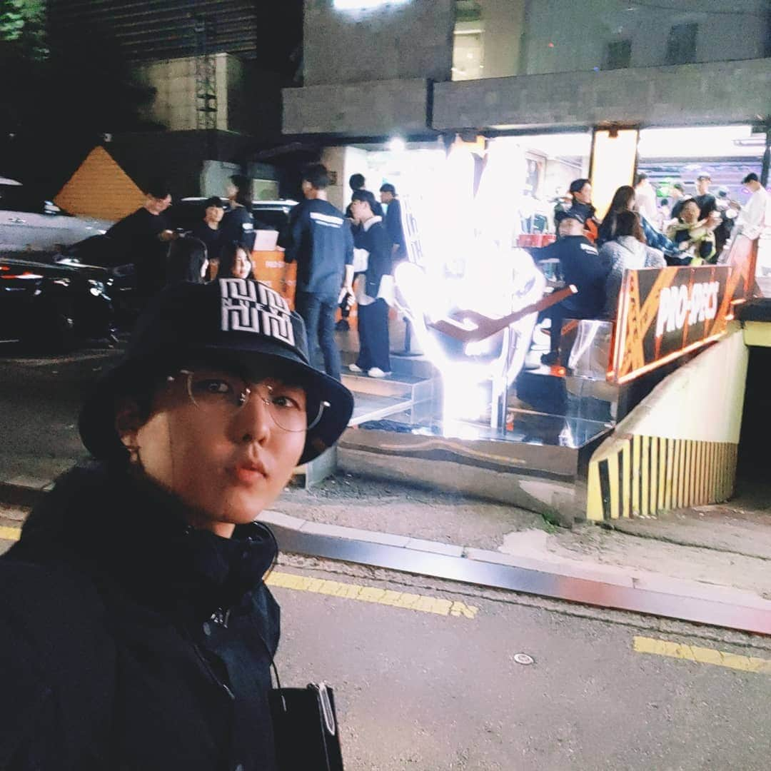 E.coさんのインスタグラム写真 - (E.coInstagram)「간만에 #나들이 #바이브레이트 와 #프로스펙스 #콜라보 #파티 사람 많은 곳 나온게 얼마만이냐.....ㄷㄷㄷ 오랜만에 보는 내사람들 너무 반가웠어요 ㅜ 오래 못있어서 미아네요 ㅜ @p.jun 멋지다!!! 초대해줘서 고마와 ♥ㅋㅋㅋㅋㅋ」9月20日 20時48分 - e.co_jun